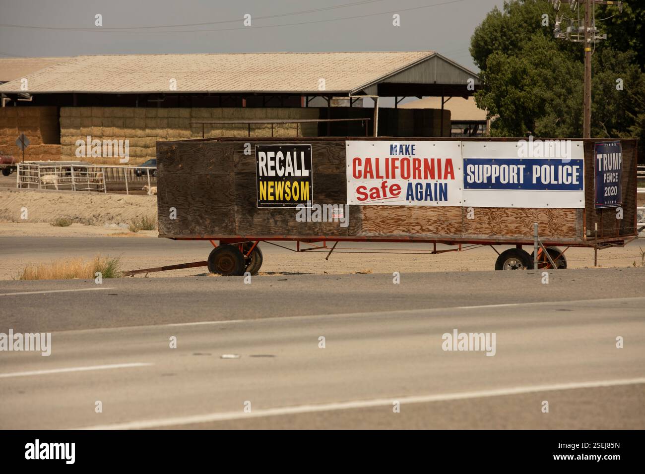 Hanford, Californie, États-Unis - 14 juillet 2021 : une pancarte est accrochée sur un chariot de ferme pour soutenir le rappel du gouverneur californien Gavin Newsom. Banque D'Images