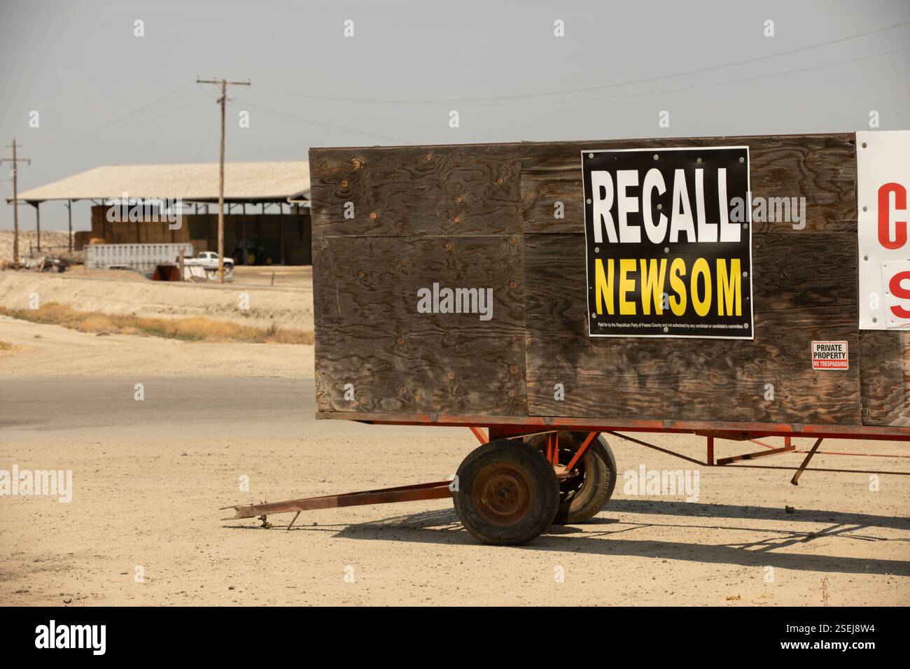 Hanford, Californie, États-Unis - 14 juillet 2021 : une pancarte est accrochée sur un chariot de ferme pour soutenir le rappel du gouverneur californien Gavin Newsom. Banque D'Images