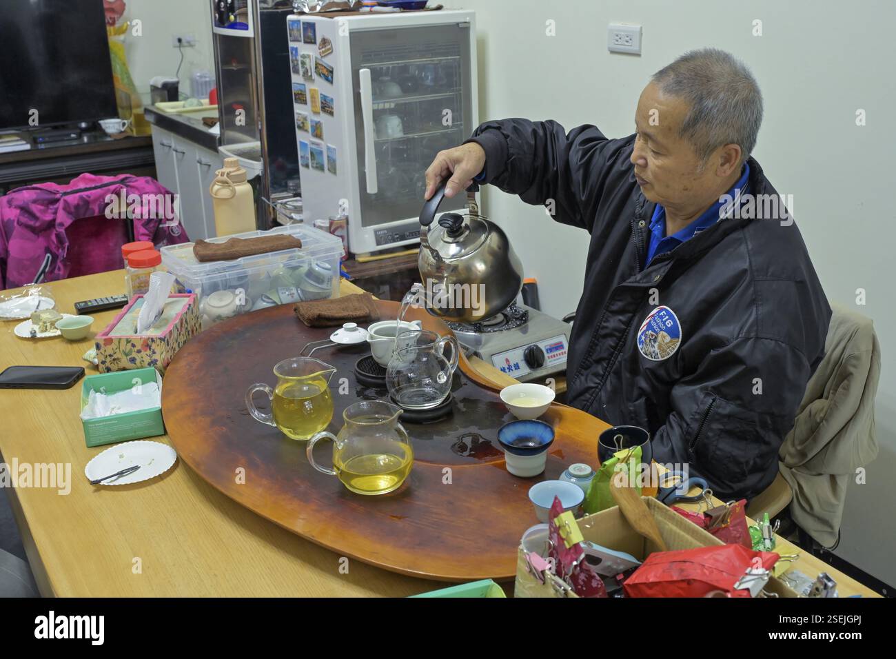 L'homme a servi du thé, test de goût, dégustation dans le canton de Zhuqi au sud-ouest d'Alishan, comté de Chiayi, Taiwan, Asie Banque D'Images