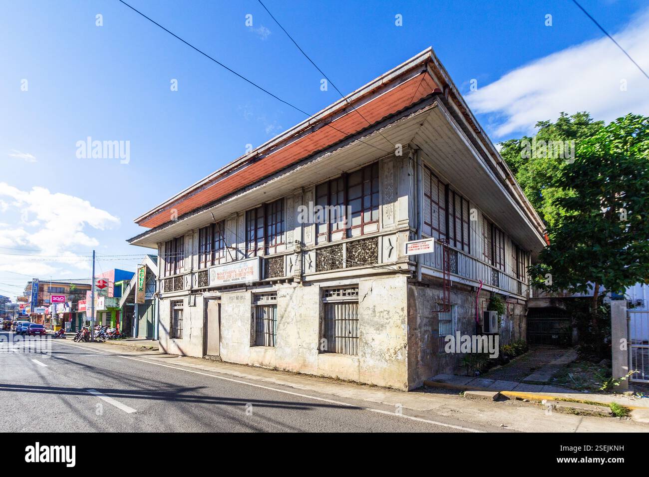 Vieille maison dans une ville du sud de Leyte Philippines avec une architecture traditionnelle Banque D'Images