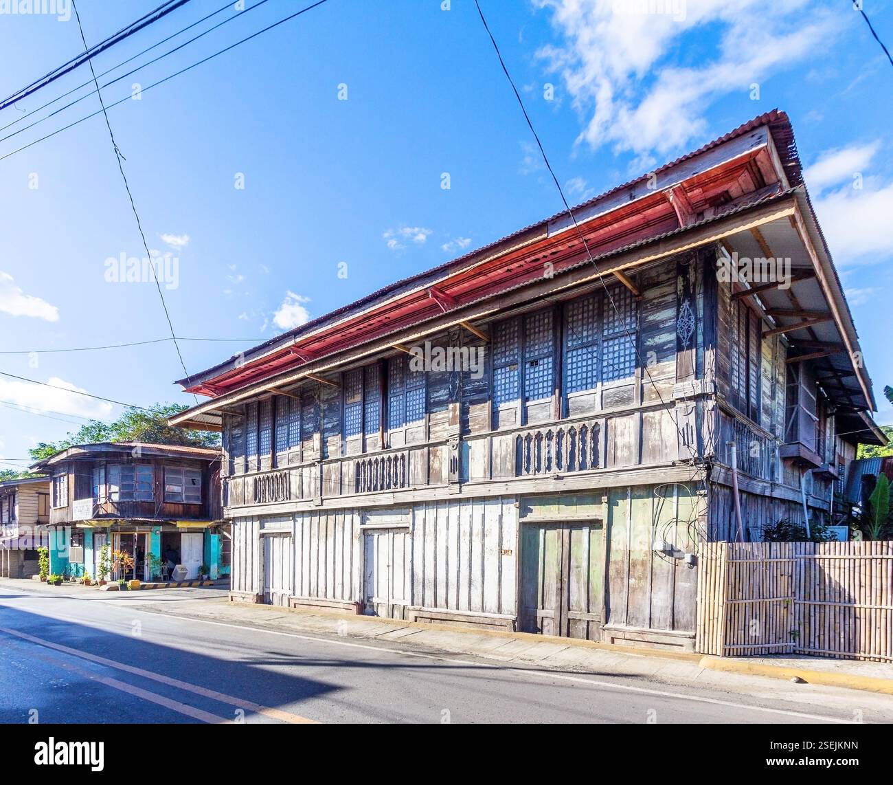 Vieille maison dans une ville du sud de Leyte Philippines avec une architecture traditionnelle Banque D'Images