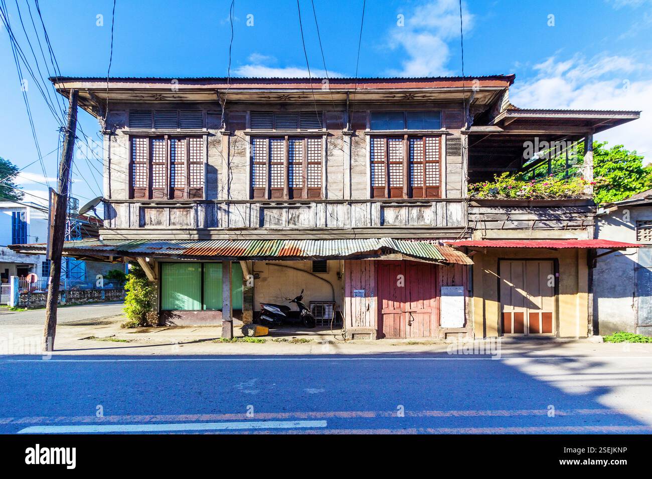 Vieille maison dans une ville du sud de Leyte Philippines avec une architecture traditionnelle Banque D'Images