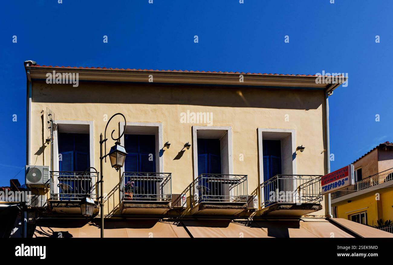 KATAKOLO, GRÈCE - 27 octobre 2024 : vieilles lampes et balcons à Katakolo Grèce Banque D'Images