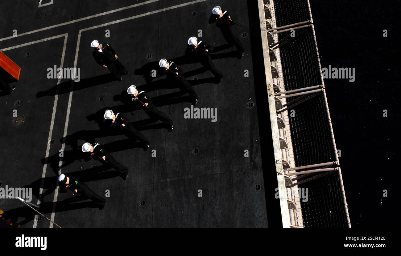 La garde d'honneur tire une volée à la carabine lors d'une cérémonie d'enterrement en mer à bord du porte-avions de classe Nimitz USS John C. Stennis. John C. Stennis est en route vers le sud de la Californie pour soutenir les qualifications des transporteurs pour les escadrons de remplacement de flotte et le commandement de l'entraînement aérien naval. (Photo de l'US Navy par Kenneth Abbate, spécialiste des communications de masse, 3e classe) Banque D'Images
