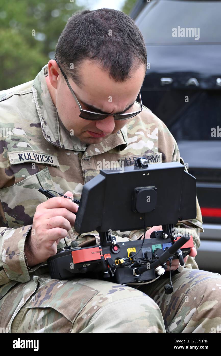 Le quadricoptère SRR (Short-Range reconnaissance) est un petit drone de niveau peloton sans pilote. Les soldats du 357 CBRN CO, s'entraînent sur le Range 86. Ce petit UAS est utilisé pour recon / repérage des pelotons pendant l'entraînement ou le combat en temps réel. Il fournit au Warfighter une meilleure connaissance de la situation et a la capacité dans les terrains urbains et complexes. Il est utilisé pour effectuer la surveillance pendant les opérations de combat. (Images capturées par le centre de soutien à la formation ASA Fort dix (TSC) des États-Unis / Daniel Amburg) Banque D'Images