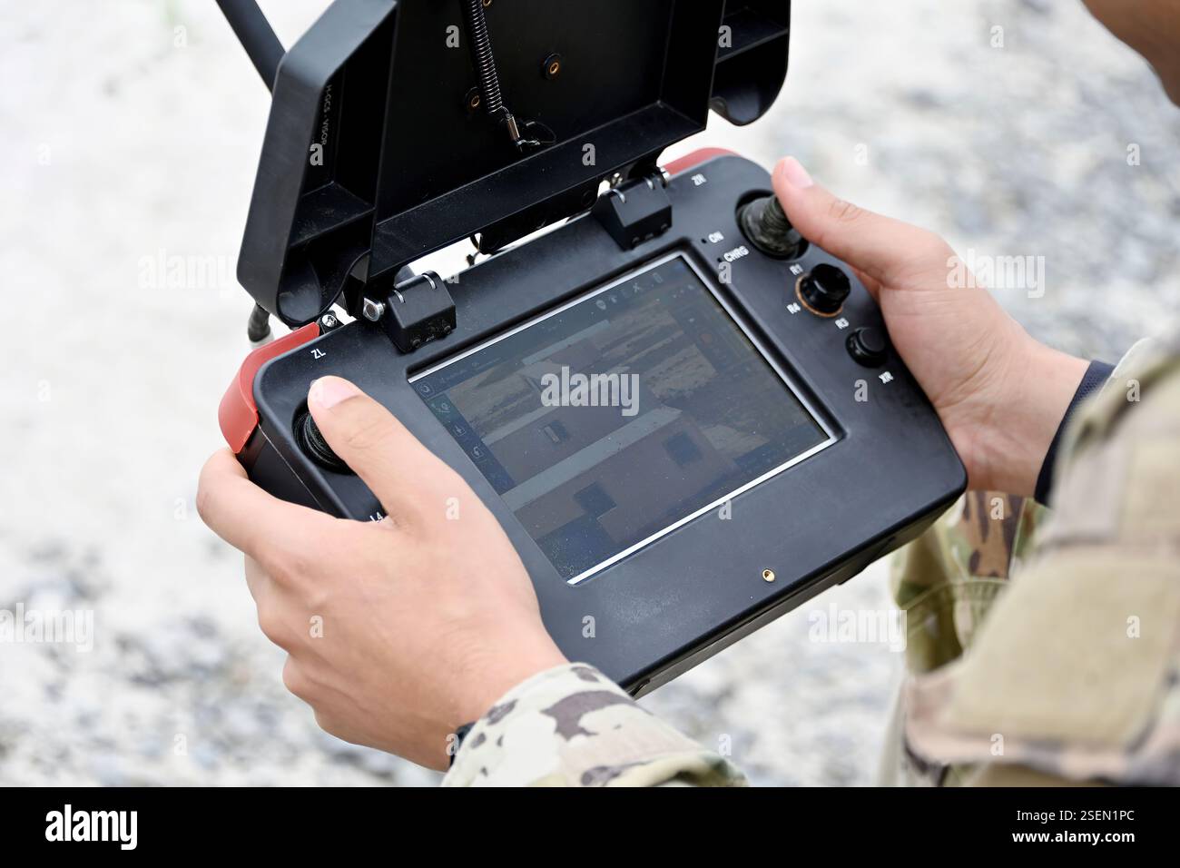 Le quadricoptère SRR (Short-Range reconnaissance) est un petit drone de niveau peloton sans pilote. Les soldats du 357 CBRN CO, s'entraînent sur le Range 86. Ce petit UAS est utilisé pour recon / repérage des pelotons pendant l'entraînement ou le combat en temps réel. Il fournit au Warfighter une meilleure connaissance de la situation et a la capacité dans les terrains urbains et complexes. Il est utilisé pour effectuer la surveillance pendant les opérations de combat. (Images capturées par le centre de soutien à la formation ASA Fort dix (TSC) des États-Unis / Daniel Amburg) Banque D'Images