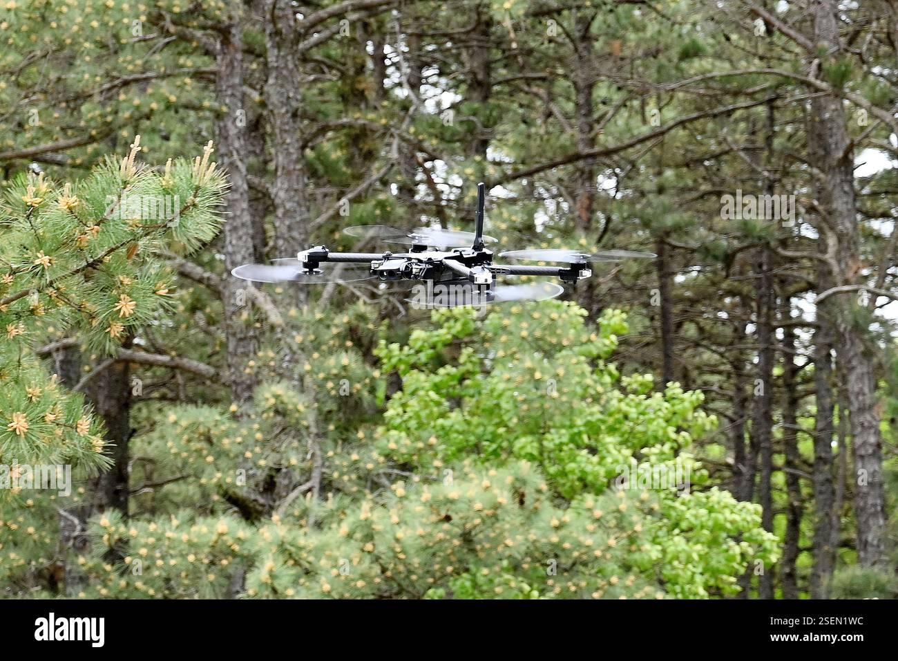 Le quadricoptère SRR (Short-Range reconnaissance) est un petit drone de niveau peloton sans pilote. Les soldats du 357 CBRN CO, s'entraînent sur le Range 86. Ce petit UAS est utilisé pour recon / repérage des pelotons pendant l'entraînement ou le combat en temps réel. Il fournit au Warfighter une meilleure connaissance de la situation et a la capacité dans les terrains urbains et complexes. Il est utilisé pour effectuer la surveillance pendant les opérations de combat. (Images capturées par le centre de soutien à la formation ASA Fort dix (TSC) des États-Unis / Daniel Amburg) Banque D'Images