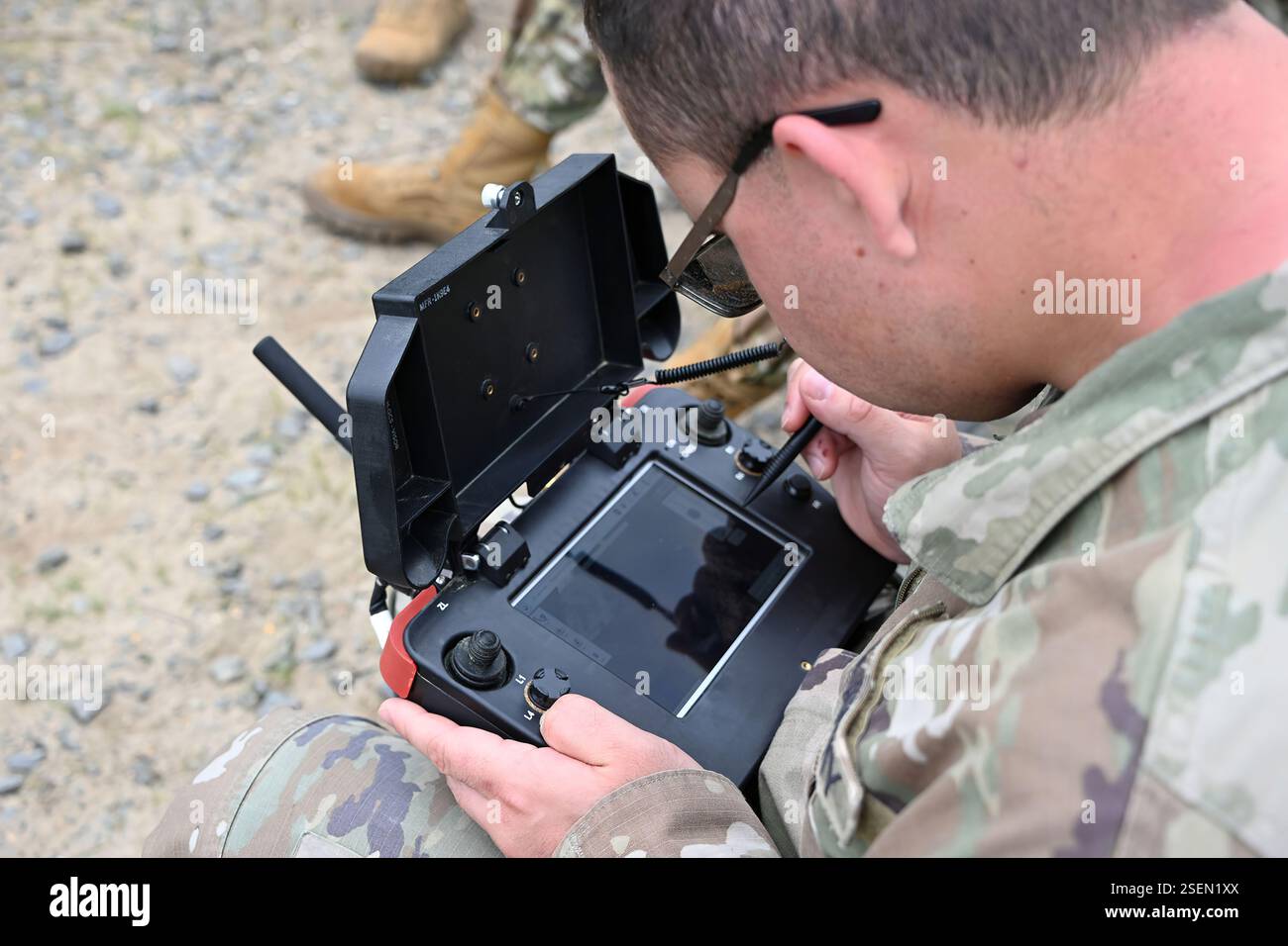 Le quadricoptère SRR (Short-Range reconnaissance) est un petit drone de niveau peloton sans pilote. Les soldats du 357 CBRN CO, s'entraînent sur le Range 86. Ce petit UAS est utilisé pour recon / repérage des pelotons pendant l'entraînement ou le combat en temps réel. Il fournit au Warfighter une meilleure connaissance de la situation et a la capacité dans les terrains urbains et complexes. Il est utilisé pour effectuer la surveillance pendant les opérations de combat. (Images capturées par le centre de soutien à la formation ASA Fort dix (TSC) des États-Unis / Daniel Amburg) Banque D'Images