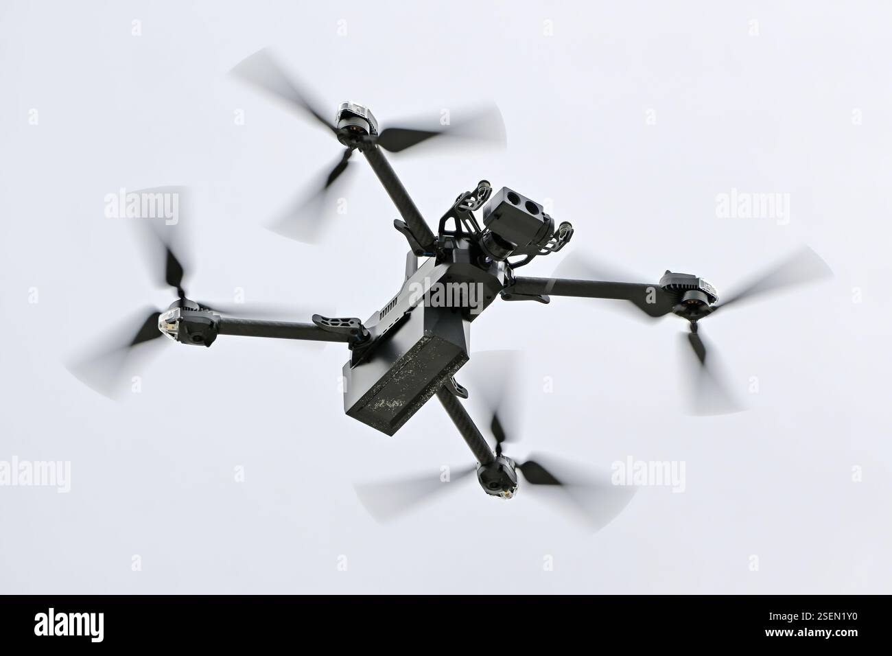 Le quadricoptère SRR (Short-Range reconnaissance) est un petit drone de niveau peloton sans pilote. Les soldats du 357 CBRN CO, s'entraînent sur le Range 86. Ce petit UAS est utilisé pour recon / repérage des pelotons pendant l'entraînement ou le combat en temps réel. Il fournit au Warfighter une meilleure connaissance de la situation et a la capacité dans les terrains urbains et complexes. Il est utilisé pour effectuer la surveillance pendant les opérations de combat. (Images capturées par le centre de soutien à la formation ASA Fort dix (TSC) des États-Unis / Daniel Amburg) Banque D'Images