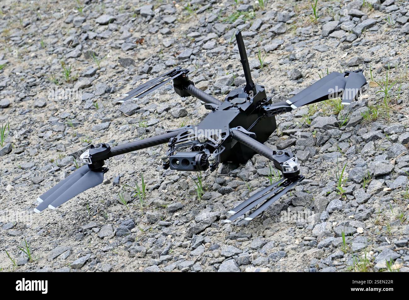 Le quadricoptère SRR (Short-Range reconnaissance) est un petit drone de niveau peloton sans pilote. Les soldats du 357 CBRN CO, s'entraînent sur le Range 86. Ce petit UAS est utilisé pour recon / repérage des pelotons pendant l'entraînement ou le combat en temps réel. Il fournit au Warfighter une meilleure connaissance de la situation et a la capacité dans les terrains urbains et complexes. Il est utilisé pour effectuer la surveillance pendant les opérations de combat. (Images capturées par le centre de soutien à la formation ASA Fort dix (TSC) des États-Unis / Daniel Amburg) Banque D'Images