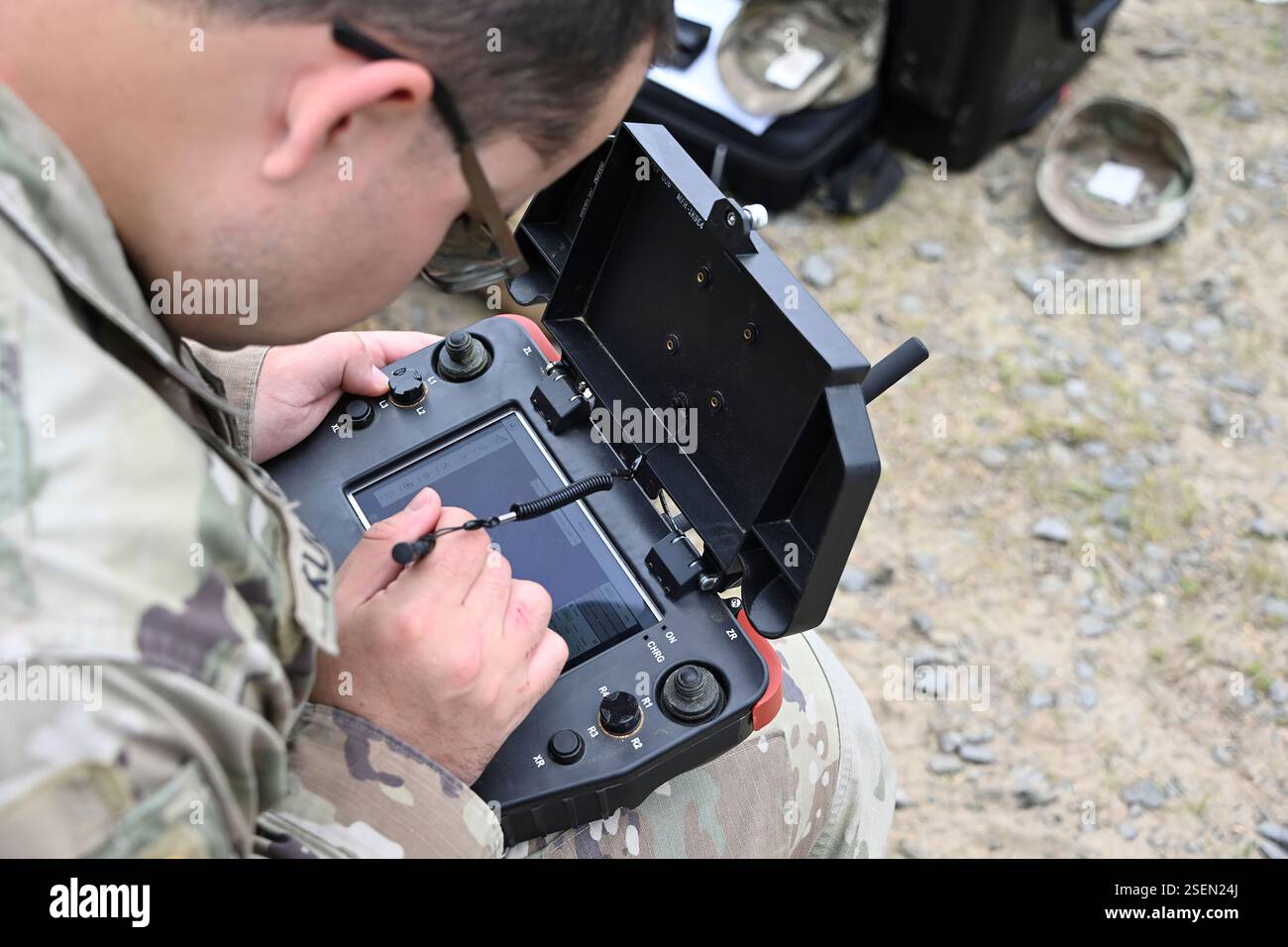 Le quadricoptère SRR (Short-Range reconnaissance) est un petit drone de niveau peloton sans pilote. Les soldats du 357 CBRN CO, s'entraînent sur le Range 86. Ce petit UAS est utilisé pour recon / repérage des pelotons pendant l'entraînement ou le combat en temps réel. Il fournit au Warfighter une meilleure connaissance de la situation et a la capacité dans les terrains urbains et complexes. Il est utilisé pour effectuer la surveillance pendant les opérations de combat. (Images capturées par le centre de soutien à la formation ASA Fort dix (TSC) des États-Unis / Daniel Amburg) Banque D'Images