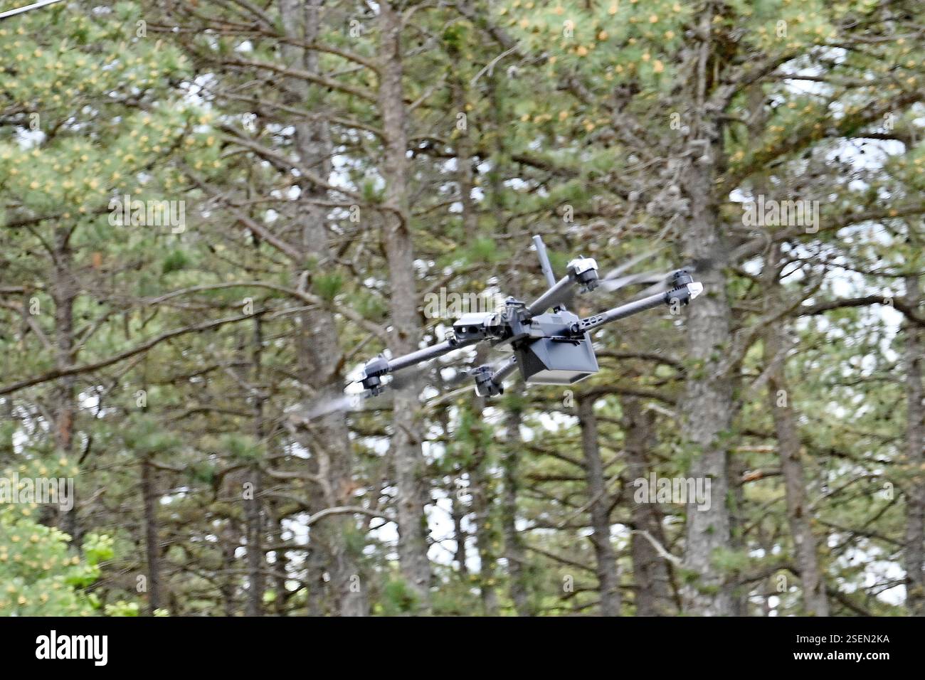Le quadricoptère SRR (Short-Range reconnaissance) est un petit drone de niveau peloton sans pilote. Les soldats du 357 CBRN CO, s'entraînent sur le Range 86. Ce petit UAS est utilisé pour recon / repérage des pelotons pendant l'entraînement ou le combat en temps réel. Il fournit au Warfighter une meilleure connaissance de la situation et a la capacité dans les terrains urbains et complexes. Il est utilisé pour effectuer la surveillance pendant les opérations de combat. (Images capturées par le centre de soutien à la formation ASA Fort dix (TSC) des États-Unis / Daniel Amburg) Banque D'Images