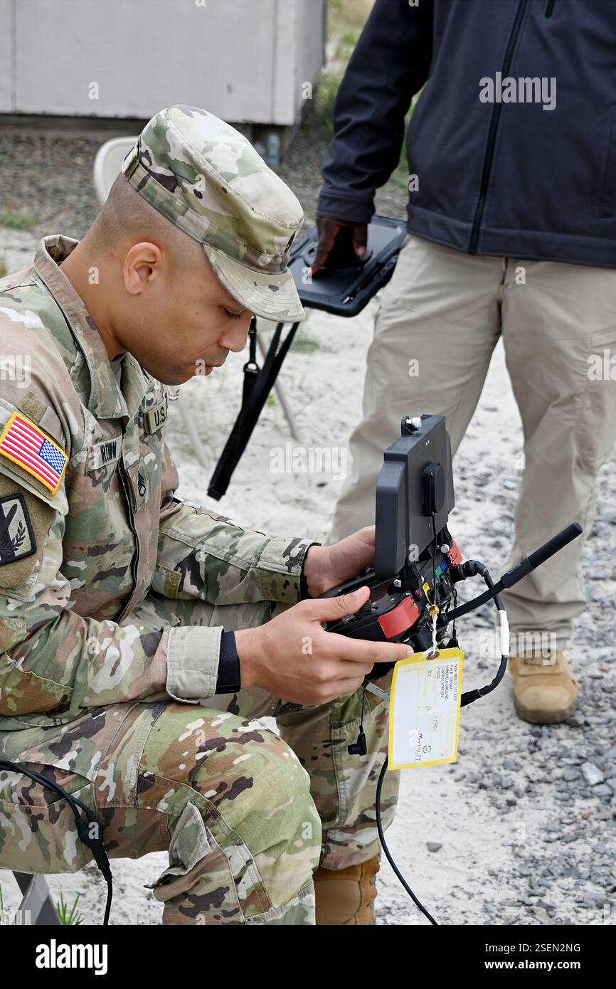 Le quadricoptère SRR (Short-Range reconnaissance) est un petit drone de niveau peloton sans pilote. Les soldats du 357 CBRN CO, s'entraînent sur le Range 86. Ce petit UAS est utilisé pour recon / repérage des pelotons pendant l'entraînement ou le combat en temps réel. Il fournit au Warfighter une meilleure connaissance de la situation et a la capacité dans les terrains urbains et complexes. Il est utilisé pour effectuer la surveillance pendant les opérations de combat. (Images capturées par le centre de soutien à la formation ASA Fort dix (TSC) des États-Unis / Daniel Amburg) Banque D'Images