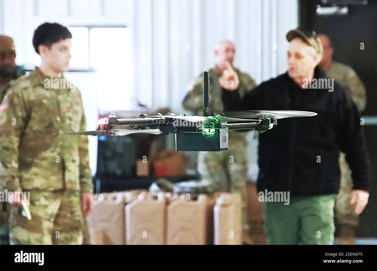 Animateur de formation les Urban du Programme de soutien à la formation sur les menaces asymétriques (ATTSP) entraîne un soldat du 1 BN, 102 INF, CTARNG, sur la façon de déterminer les caractéristiques des drones. (Images fournies par la Division de formation de Fort dix de l'USASA / Steven Roussel) Banque D'Images