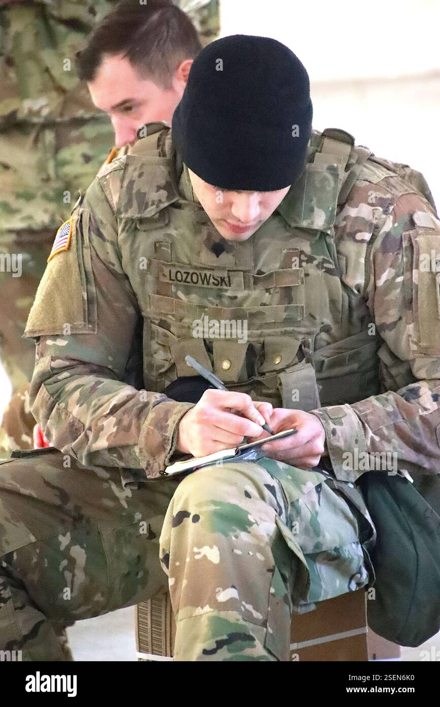 Les soldats du 1 BN, 102 INF, CTARNG, enregistrent les caractéristiques des drones pour les rapporter à des commandements supérieurs pendant une classe dans le rapport UAV à la portée 61 à Fort dix. (Images fournies par la Division de formation de Fort dix de l'USASA / Steven Roussel) Banque D'Images