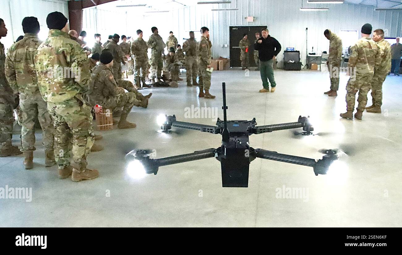 Les soldats du 1 BN, 102 INF, CTARNG, devront utiliser leurs nouvelles connaissances sur les UAV au cours de leurs exercices de tir réel au rang 61 à Fort dix. (Images fournies par la Division de formation de Fort dix de l'USASA / Steven Roussel) Banque D'Images