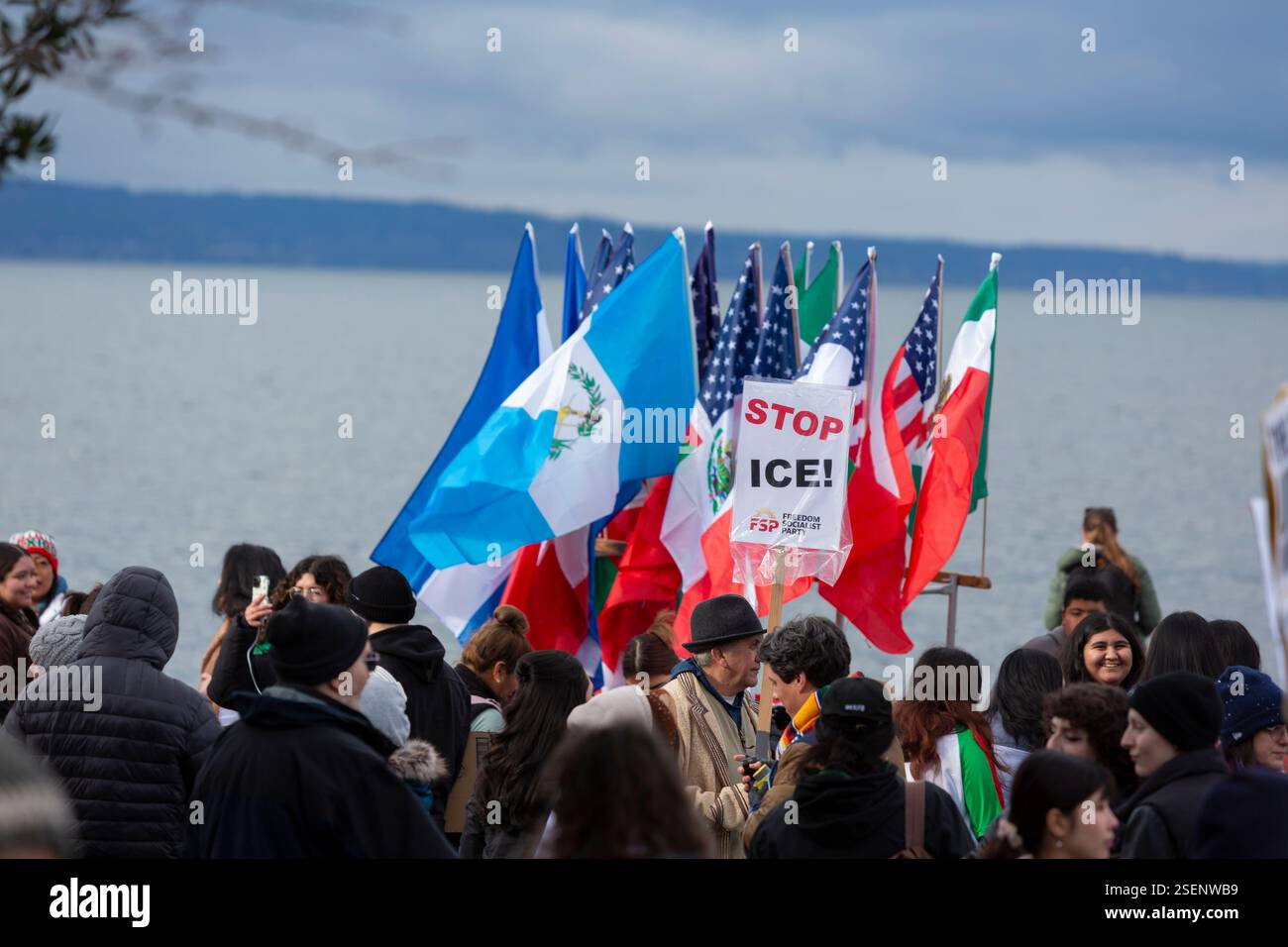 Seattle, Washington, États-Unis. 8 février 2025. Les manifestants se rassemblent à Alki Beach à Seattle pour une manifestation contre LA GLACE. Organisé par la communauté latino-américaine locale, le rassemblement et la marche ont attiré des centaines de manifestants et de partisans contre L’ICE et la déportation de migrants par l’administration vers des camps de détention à Guantanamo Bay, Cuba. Crédit : Paul Christian Gordon/Alamy Live News Banque D'Images