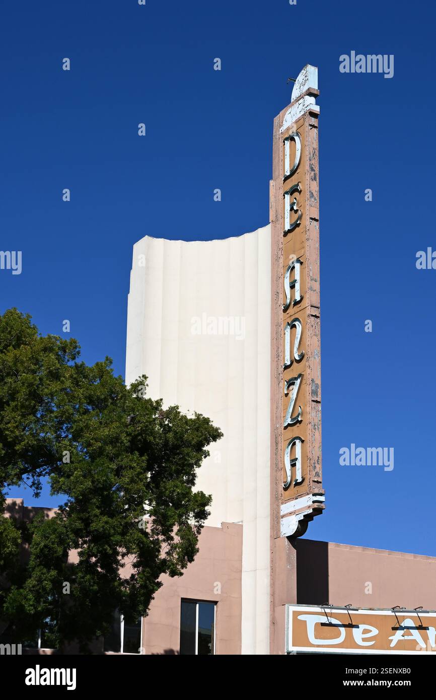 RIVERSIDE, CALIFORNIE - 2 février 2025 : panneau sur l'ancien théâtre de Anza, ouvert par Hunt Theatres, Fox West Coast Theatres en 1939 et fermé en 1981. Banque D'Images