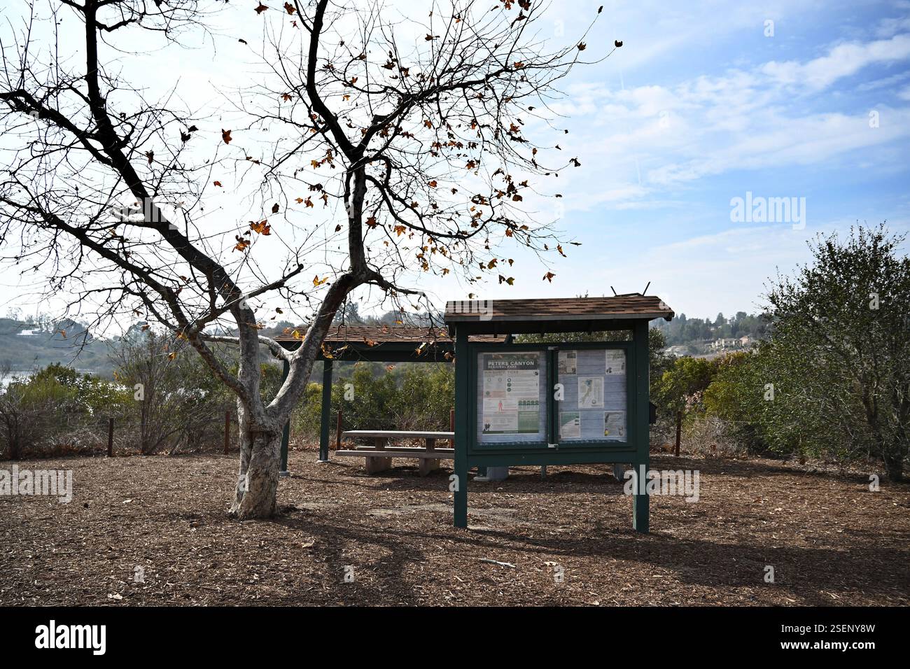 ORANGE, CALIFORNIE - 31 janvier 2025 : kiosque d'information au parc régional Peters Canyon, 340 acres de broussailles côtières de sauge, riverains, marais d'eau douce et gr Banque D'Images