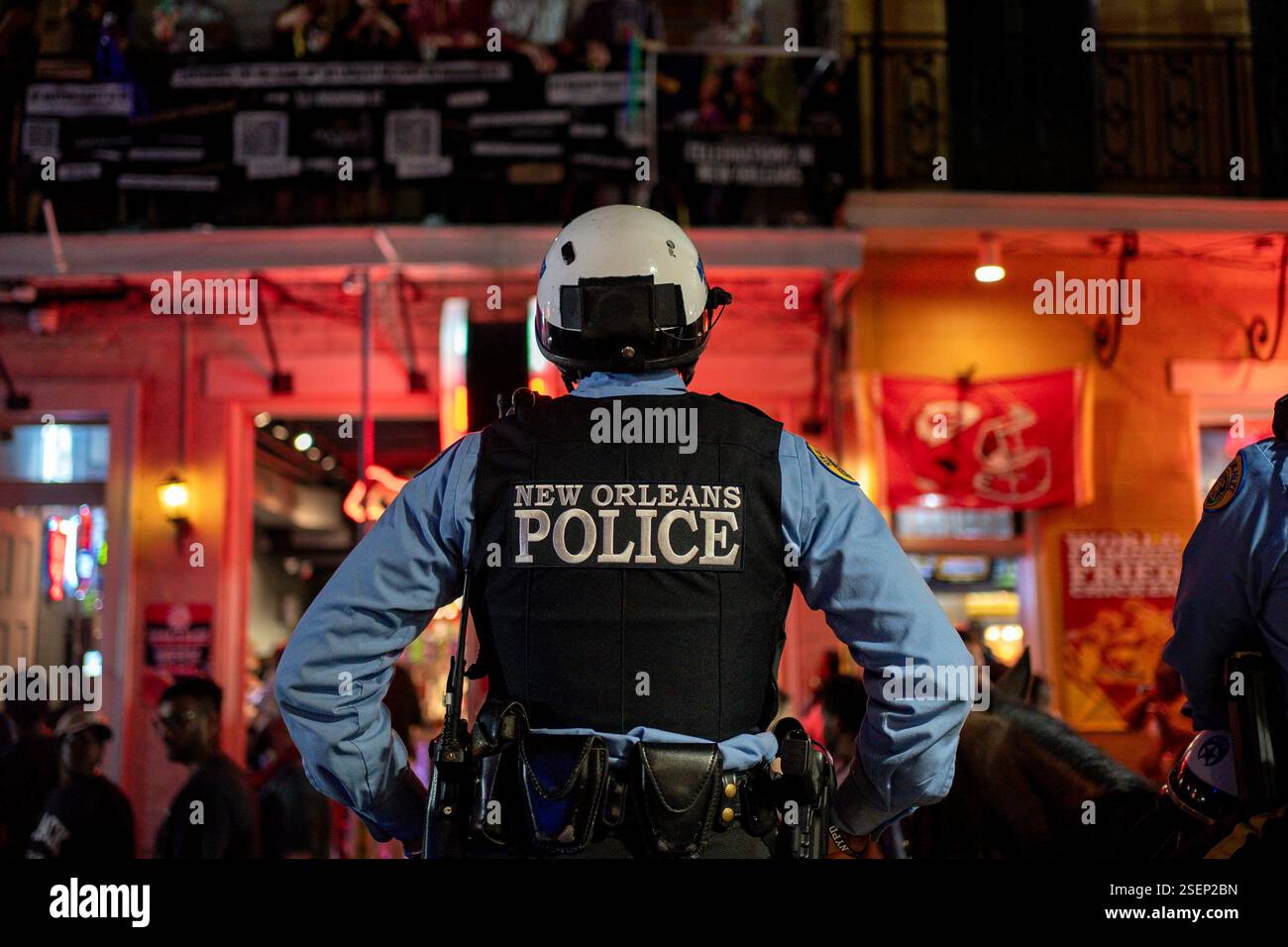La Nouvelle-Orléans, États-Unis. 08th Feb, 2025. Des policiers de la Nouvelle-Orléans se dressent à cheval sur Bourbon Street en prévision de Superbowl LIX un mois après qu'un chauffeur ait conduit une camionnette dans une foule de piétons tuant 14 personnes et blessant des dizaines le jour du nouvel an à la Nouvelle-Orléans, Louisiane, le vendredi 7 février 2025. Les Eagles de Philadelphie affronteront les Chiefs de Kansas City au Super Bowl LIX au Caesars Superdome le dimanche 9 février 2025. Photo de Bonnie Cash/UPI photo de Bonnie Cash/UPI crédit : UPI/Alamy Live News Banque D'Images