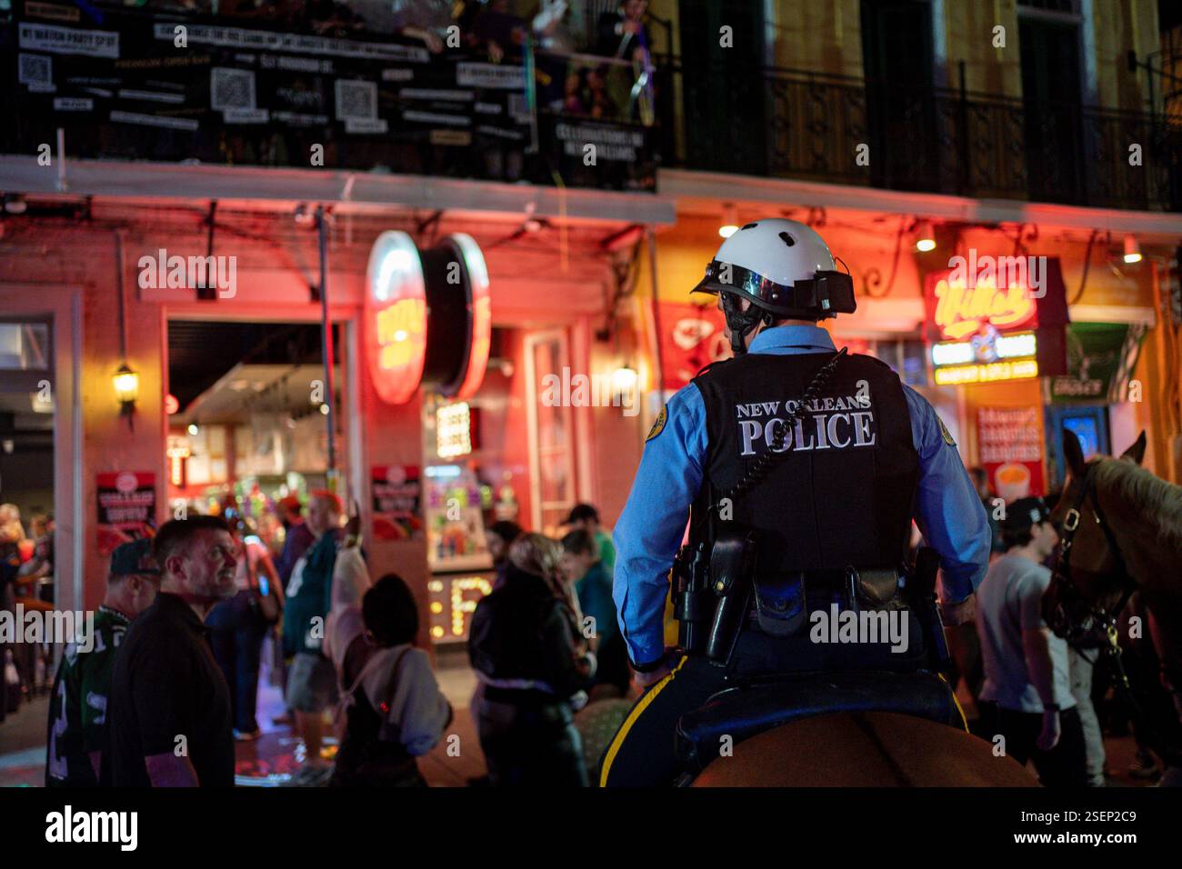 La Nouvelle-Orléans, États-Unis. 08th Feb, 2025. Des policiers de la Nouvelle-Orléans se dressent à cheval sur Bourbon Street en prévision de Superbowl LIX un mois après qu'un chauffeur ait conduit une camionnette dans une foule de piétons tuant 14 personnes et blessant des dizaines le jour du nouvel an à la Nouvelle-Orléans, Louisiane, le vendredi 7 février 2025. Les Eagles de Philadelphie affronteront les Chiefs de Kansas City au Super Bowl LIX au Caesars Superdome le dimanche 9 février 2025. Photo de Bonnie Cash/UPI photo de Bonnie Cash/UPI crédit : UPI/Alamy Live News Banque D'Images