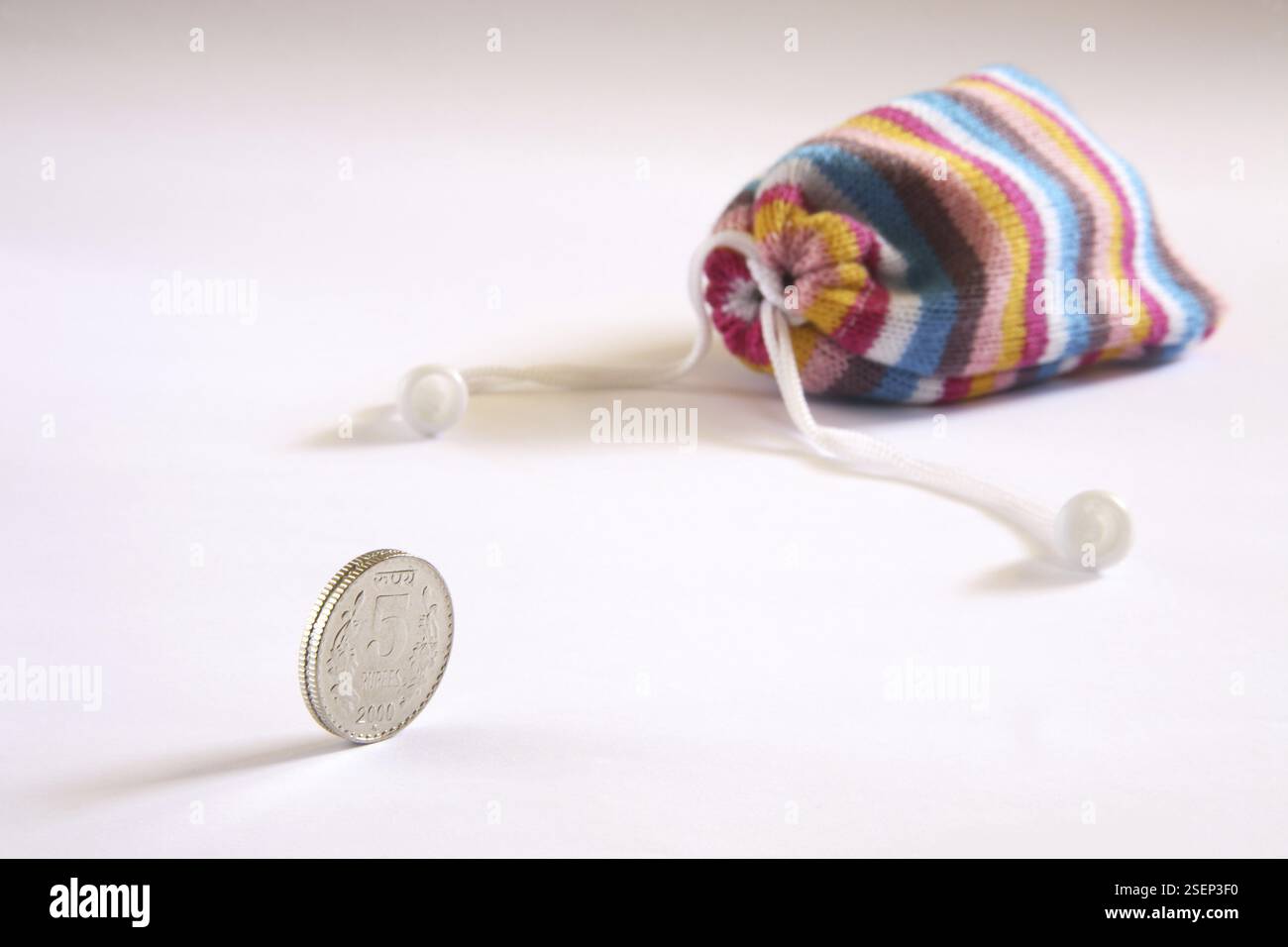 Concept, croissance monnaie indienne cinq roupies pièce et batua Banque D'Images