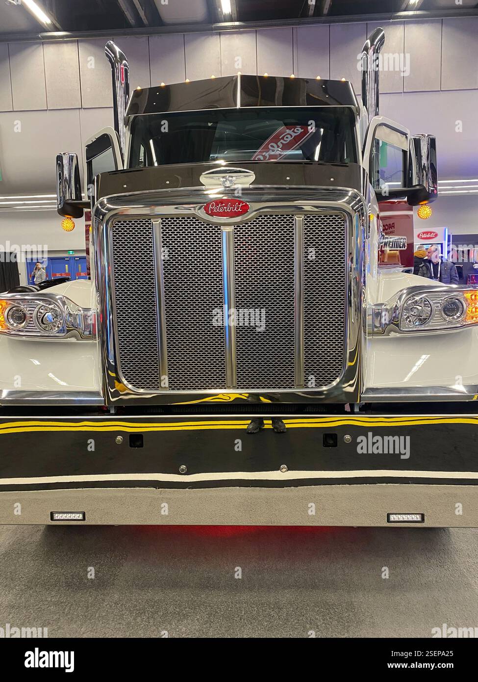 Camion lourd Peterbilt sur dispaly au salon Expocam Truck tenu à Montréal, Québec, Canada - Image de stock capturée avec un smartphone