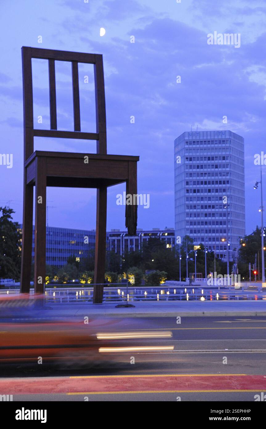 Monument de chaise brisée aux victimes des bombes à sous-munitions non explosées. Genève, Suisse, Genève, Suisse, Europe Banque D'Images