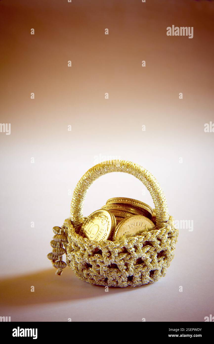 Concept, croissance devise indienne lot de cinq roupies pièces dans le panier Banque D'Images