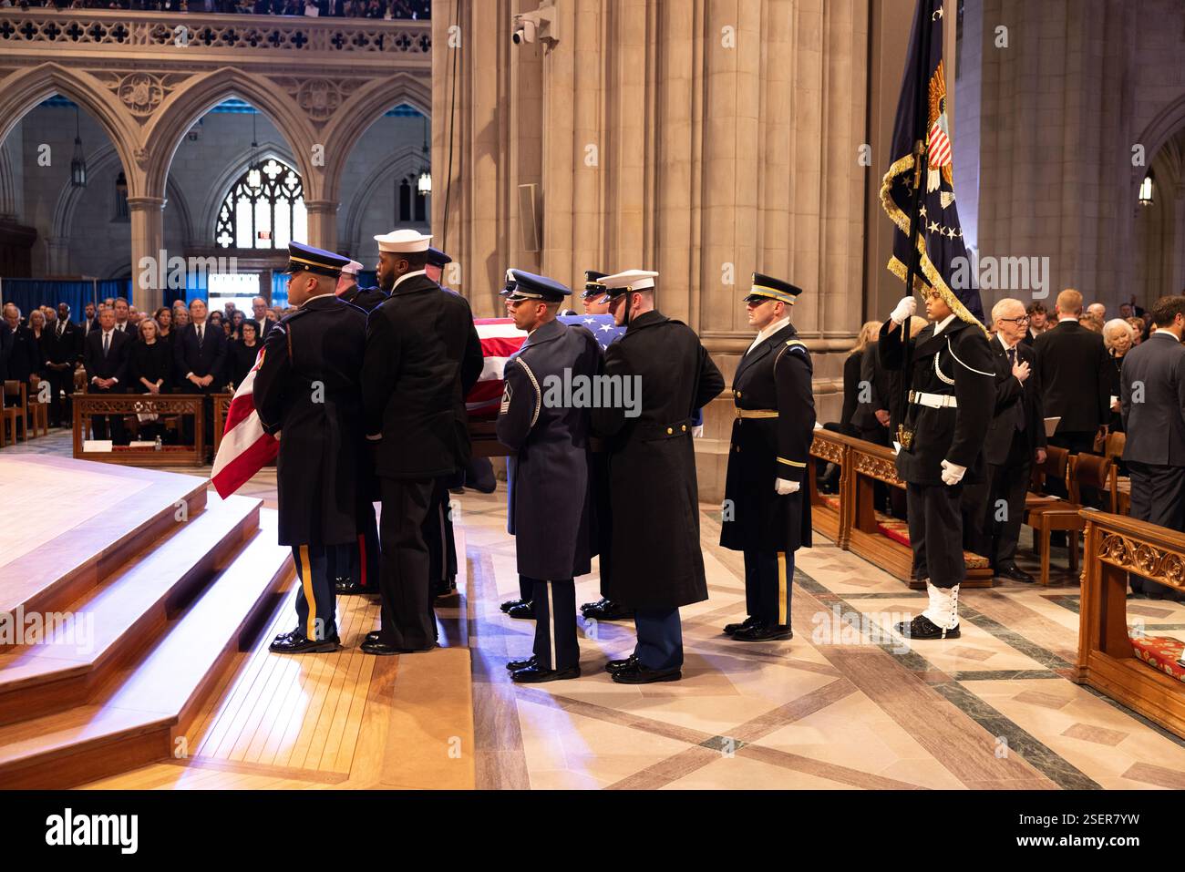 Les membres de la joint Task Force - National Capitol Region (JTF-NCR) portent le cercueil de l'ancien président Jimmy carter lors de ses funérailles à la cathédrale nationale de Washington, Washington, DC, le 9 janvier 2025. Le président carter, un vétéran de la marine américaine, a été sénateur de l'État de Géorgie et le 76e gouverneur de Géorgie avant de servir en tant que 39e président des États-Unis de 1977 à 1981 et a été le président le plus longtemps vécu dans l'histoire américaine. (Photo DOD de Mr. Tarnish Pride) Banque D'Images
