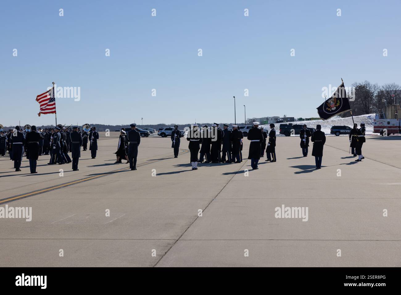 Les militaires américains affectés à la Force opérationnelle interarmées de la région de la capitale nationale ont participé aux funérailles d'État de l'ancien président Jimmy carter à la base interarmées Andrews, Md., le 9 janvier 2025. Le président carter, un vétéran de la marine américaine, a été sénateur de l'État de Géorgie et le 76e gouverneur de Géorgie avant de servir en tant que 39e président des États-Unis de 1977 à 1981 et a été le président le plus longtemps vécu dans l'histoire américaine. (Photo DOD de Mr. Tarnish Pride) Banque D'Images