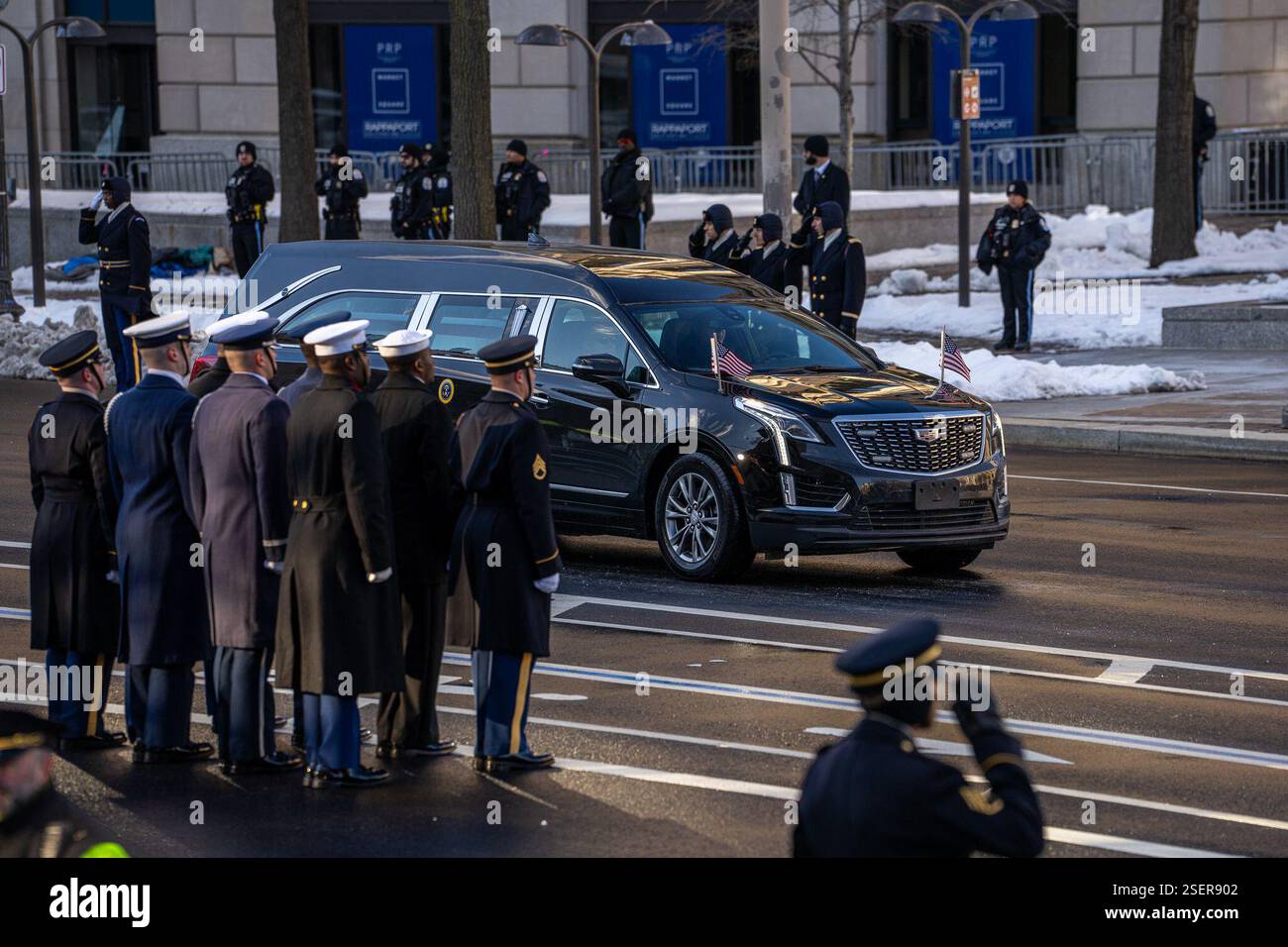 Les militaires américains saluent alors que le corbillard portant l'ancien président Jimmy carter arrive au U.S. Navy Memorial dans le cadre du cortège funéraire de l'État du président carter, Washington, DC, le 07 janvier 2025. Le président carter a été le 39e président des États-Unis et a été le président ayant vécu le plus longtemps dans l'histoire des États-Unis, décédant le 29 décembre 2024, à son domicile de Plains, Géorgie, à l'âge de 100 ans. (Photo de l'armée américaine par le sergent Christopher Grey) Banque D'Images Les militaires américains saluent alors que le corbillard portant l'ancien président Jimmy carter arrive au U.S. Navy Memorial dans le cadre du cortège funéraire de l'État du président carter, Washington, DC, le 07 janvier 2025. Le président carter a été le 39e président des États-Unis et a été le président ayant vécu le plus longtemps dans l'histoire des États-Unis, décédant le 29 décembre 2024, à son domicile de Plains, Géorgie, à l'âge de 100 ans. (Photo de l'armée américaine par le sergent Christopher Grey) Banque D'Images