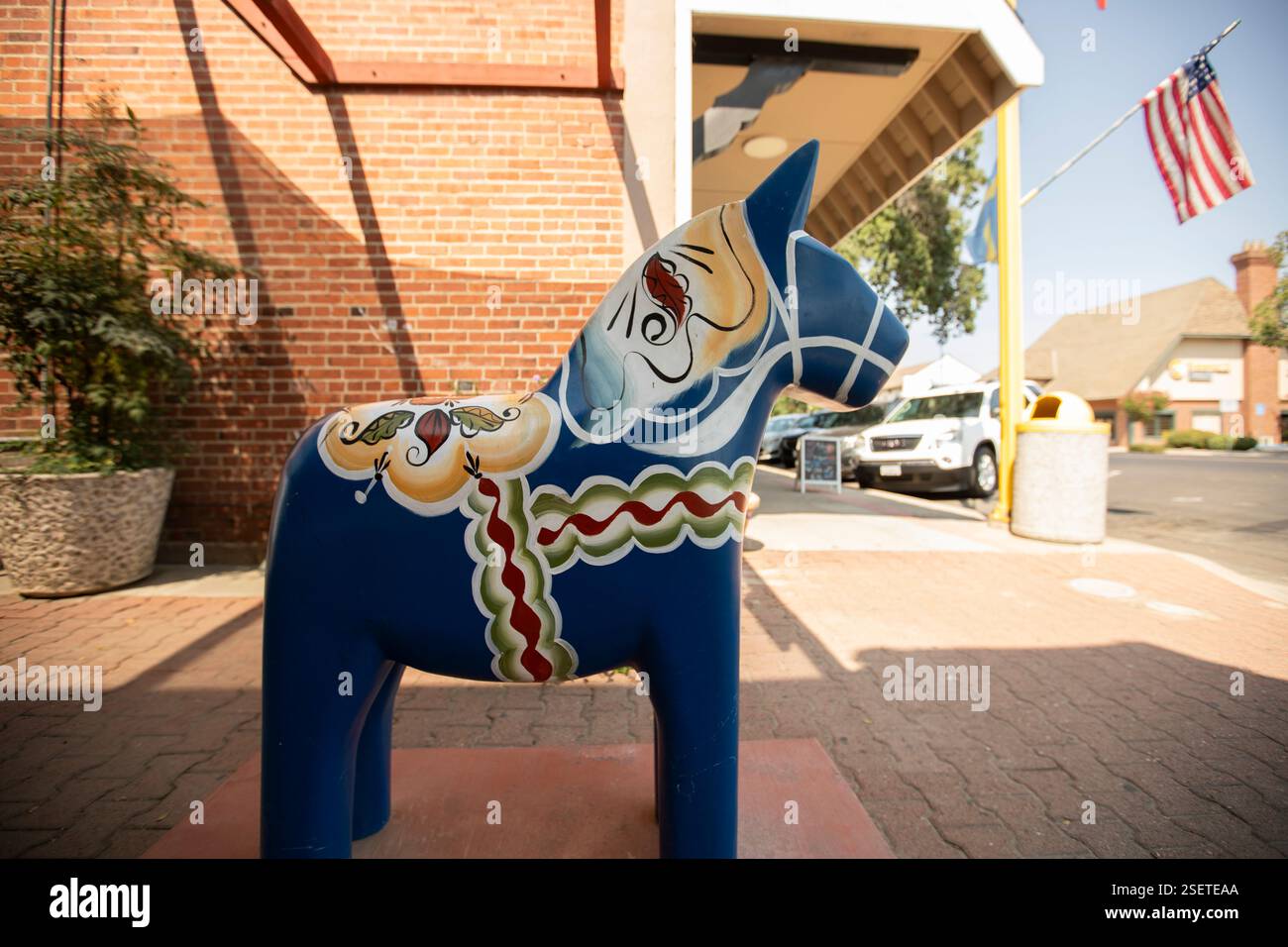 Kingsburg, Californie, États-Unis - 14 juillet 2021 : un cheval Dala surdimensionné, symbole des racines suédoises de Kingsburg, se dresse dans le quartier historique central. Banque D'Images Kingsburg, Californie, États-Unis - 14 juillet 2021 : un cheval Dala surdimensionné, symbole des racines suédoises de Kingsburg, se dresse dans le quartier historique central. Banque D'Images