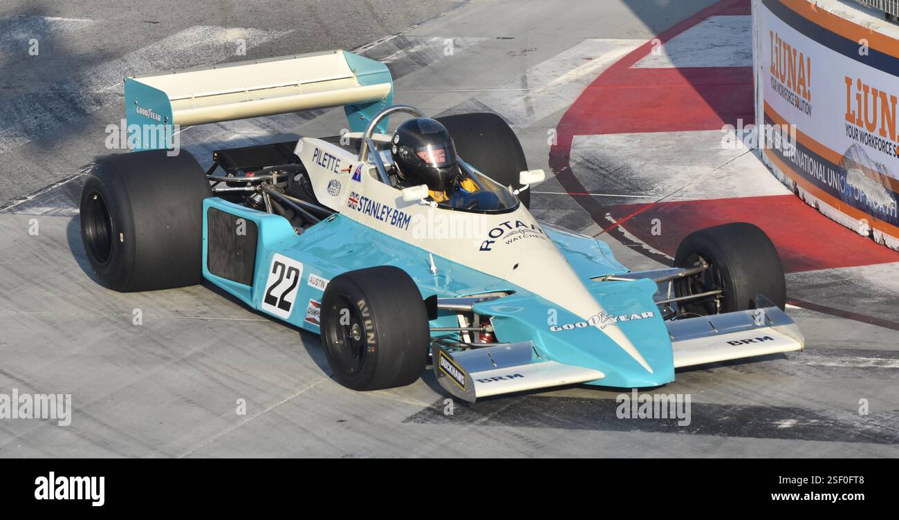 Long Beach, CA - 15 avril 2023 : le British Racing Motors BRM P207 au Grand Prix de long Beach, piloté lors de la saison F1 1977. Banque D'Images