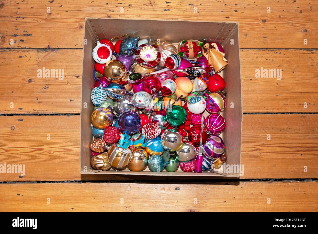 Boîte colorée de boules sapins de Noël Banque D'Images