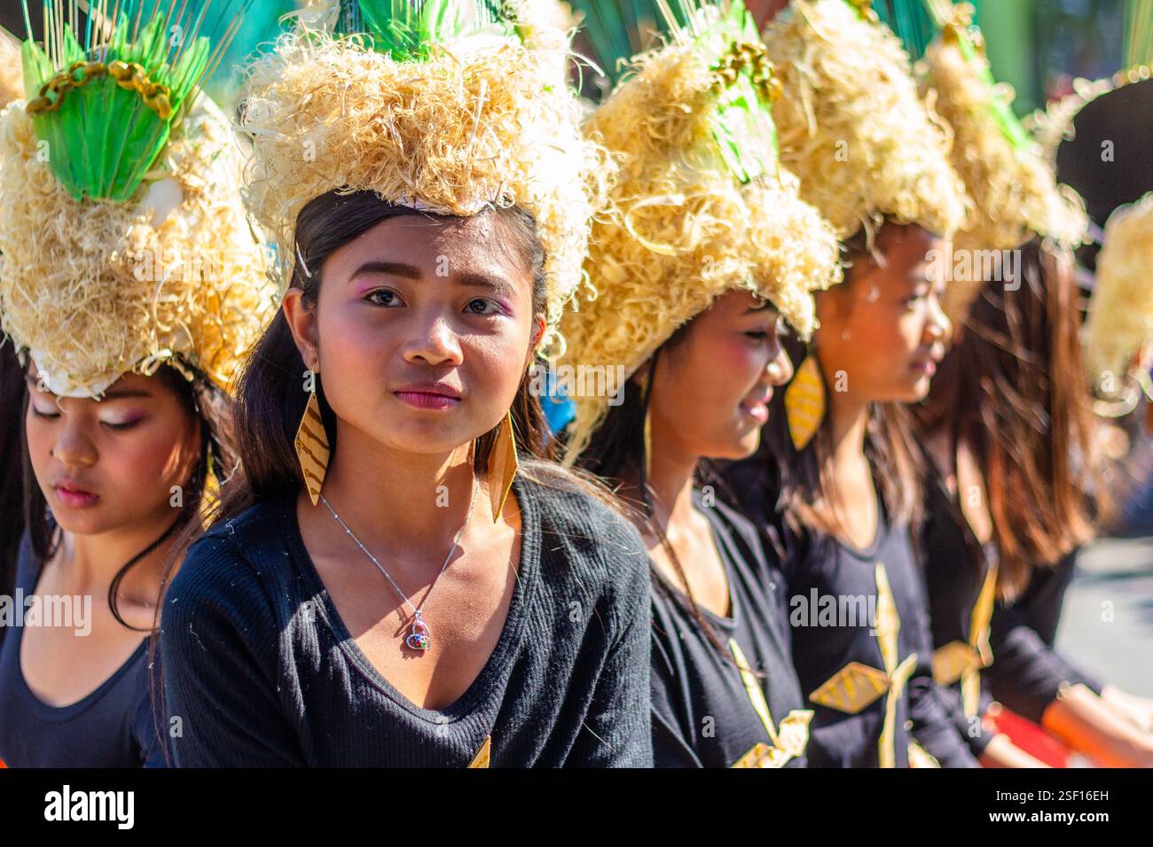 Les danseurs du festival se produisent pendant la danse de rue au festival Abrenian Kawayan à Abra, aux Philippines, une célébration culturelle honorant le bambou Banque D'Images