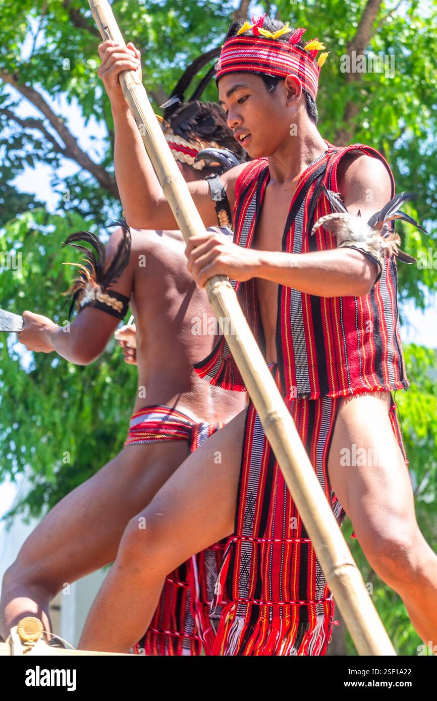 Les danseurs du festival se produisent pendant la danse de rue au festival Abrenian Kawayan à Abra, aux Philippines, une célébration culturelle honorant le bambou Banque D'Images