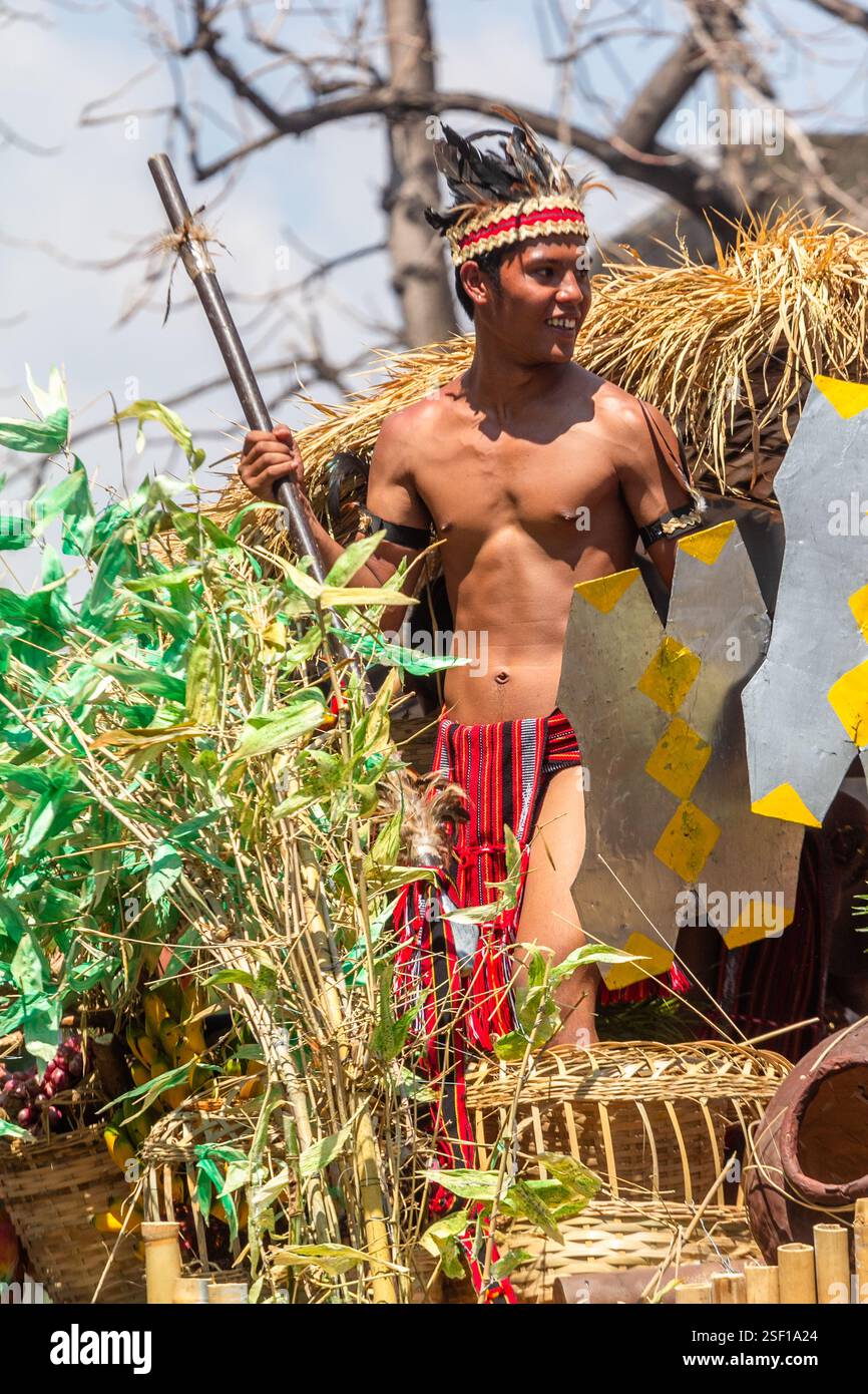 Les danseurs du festival se produisent pendant la danse de rue au festival Abrenian Kawayan à Abra, aux Philippines, une célébration culturelle honorant le bambou Banque D'Images