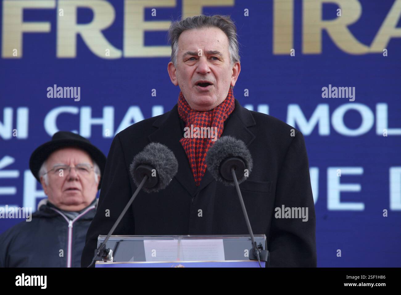 Jean-François Legaret, ancien maire du 1er arrondissement de Paris, conseiller municipal de Paris, est vu s’adresser au rassemblement et a déclaré, la chute du régime Assad a été un tournant. Il envoie un message clair au peuple iranien que le régime est faible à la fois dans le pays et dans le monde entier. Des milliers d'Iraniens se rassemblent à Paris pour marquer le 46e anniversaire du renversement du Shah et appeler à un changement de régime en Iran. Les manifestants condamnent les exécutions en Iran, soulignant le sort des prisonniers politiques, en particulier les partisans de l'Organisation des moudjahidines du peuple d'Iran (P Banque D'Images
