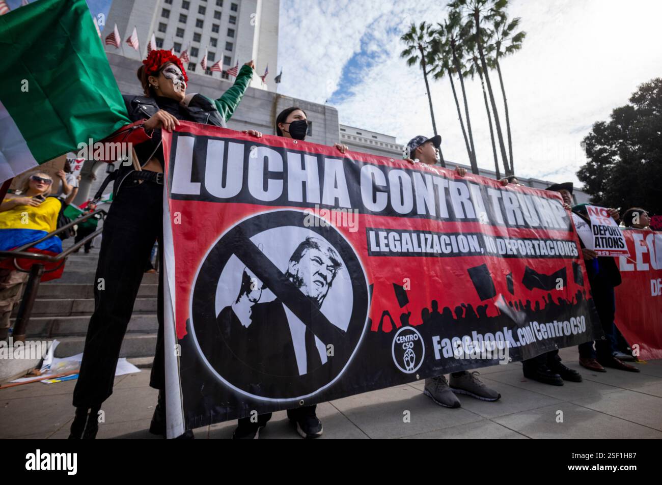 Los Angeles, États-Unis. 08th Feb, 2025. Des manifestants protestent lors d'un rassemblement contre la répression de l'immigration illégale par le président Donald Trump. Crédit : SOPA images Limited/Alamy Live News Banque D'Images