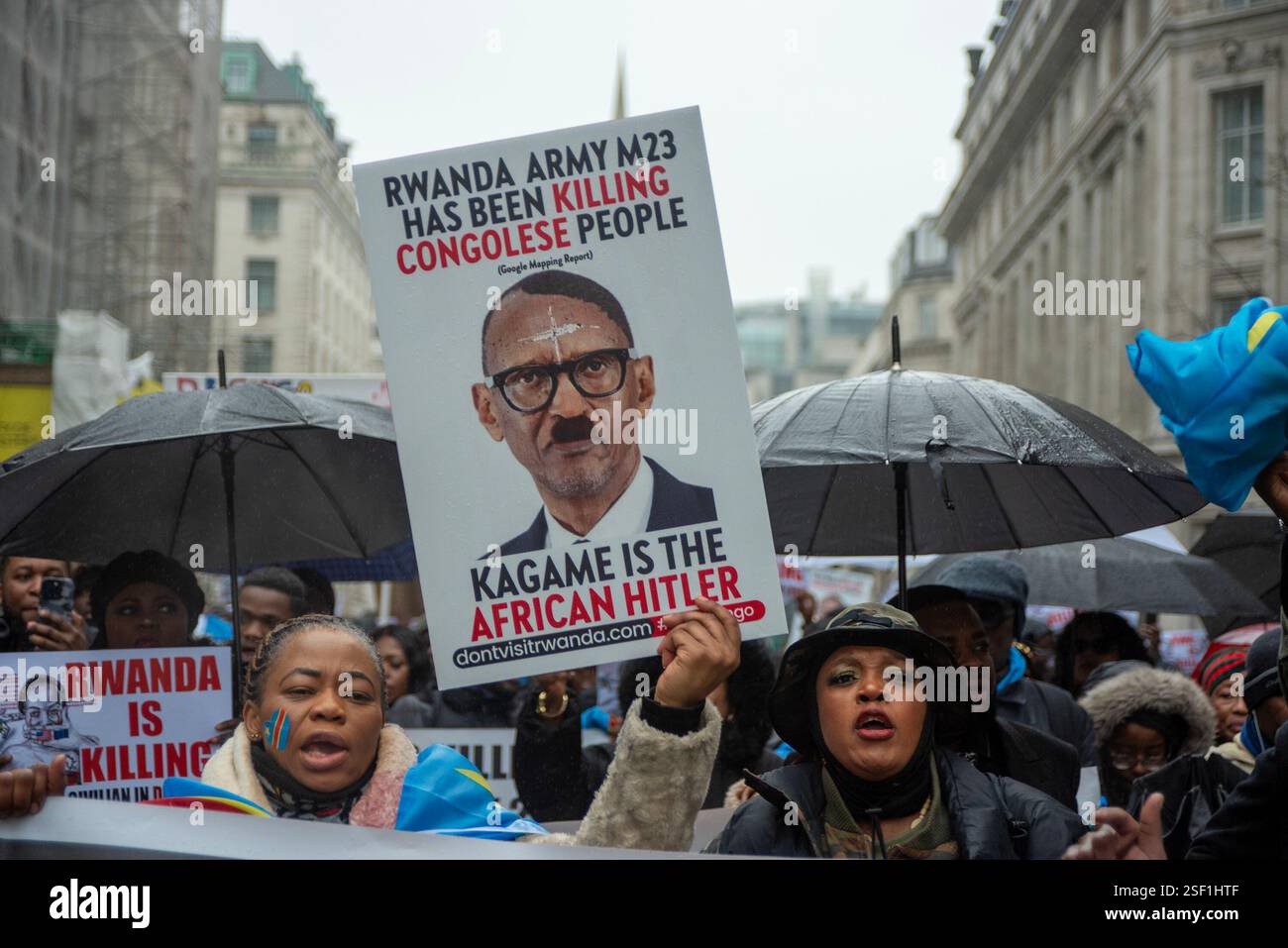 Londres, Royaume-Uni. 08th Feb, 2025. Un manifestant tient une pancarte avec une photo de Paul Kagame, président du Rwanda lors de la manifestation à Londres. Le panneau dit "Kagame est le Hitler africain". Des centaines de manifestants congolais se sont rassemblés par la BBC Broadcasting House. Grâce au groupe armé du M23 soutenu par les forces militaires rwandaises (FDR), il a pris le contrôle de la ville de Goma dans le Nord-Kivu, en République démocratique du Congo. Depuis que la ville a été capturée, près de 3000 personnes ont été tuées. Le but de l'offensive militaire était de contrôler l'extraction de coltan dans la région. Crédit : SOPA images Limited/Alamy Live News Banque D'Images