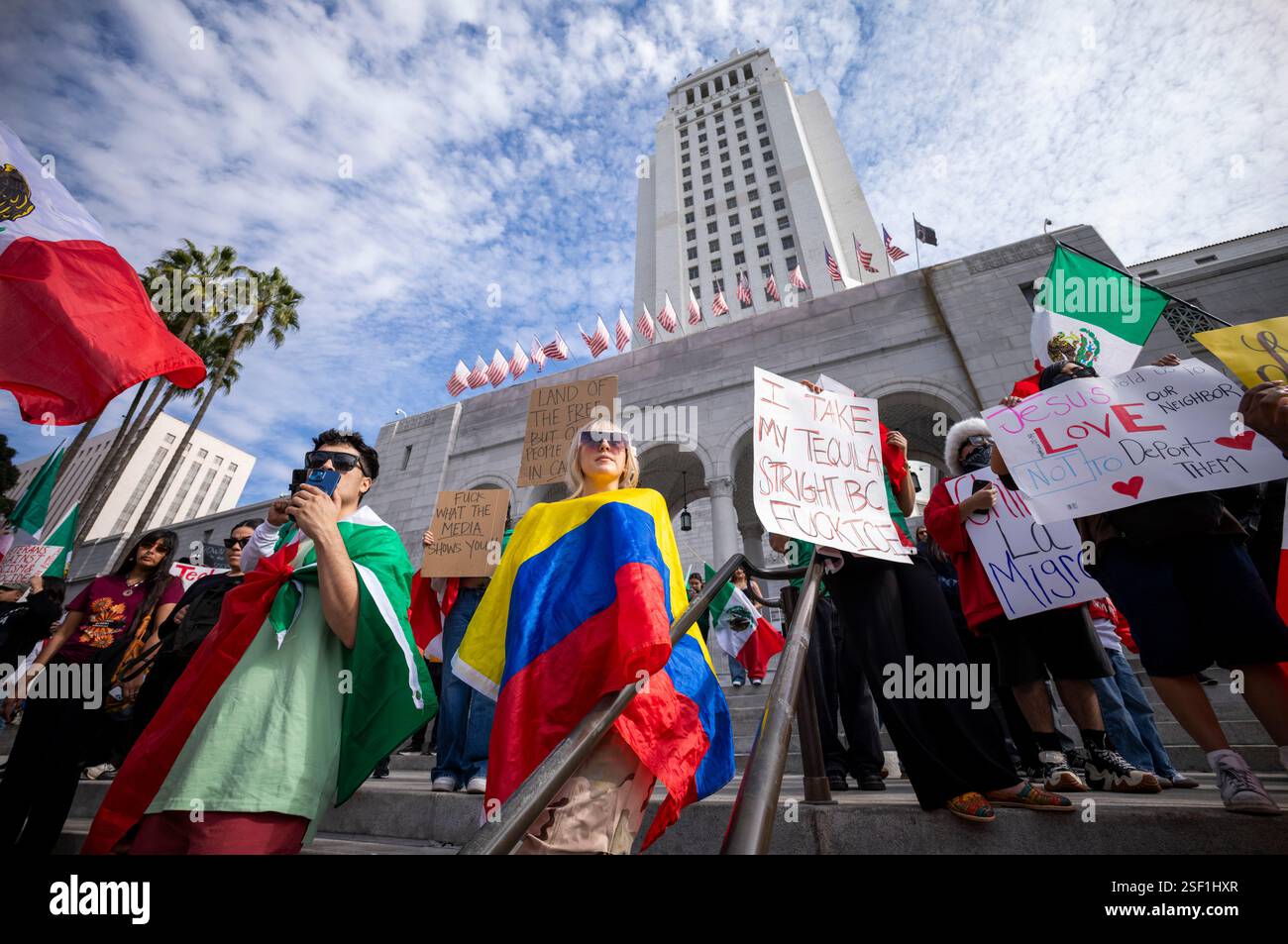 Los Angeles, États-Unis. 08th Feb, 2025. Des manifestants protestent lors d'un rassemblement contre la répression de l'immigration illégale par le président Donald Trump. Crédit : SOPA images Limited/Alamy Live News Banque D'Images