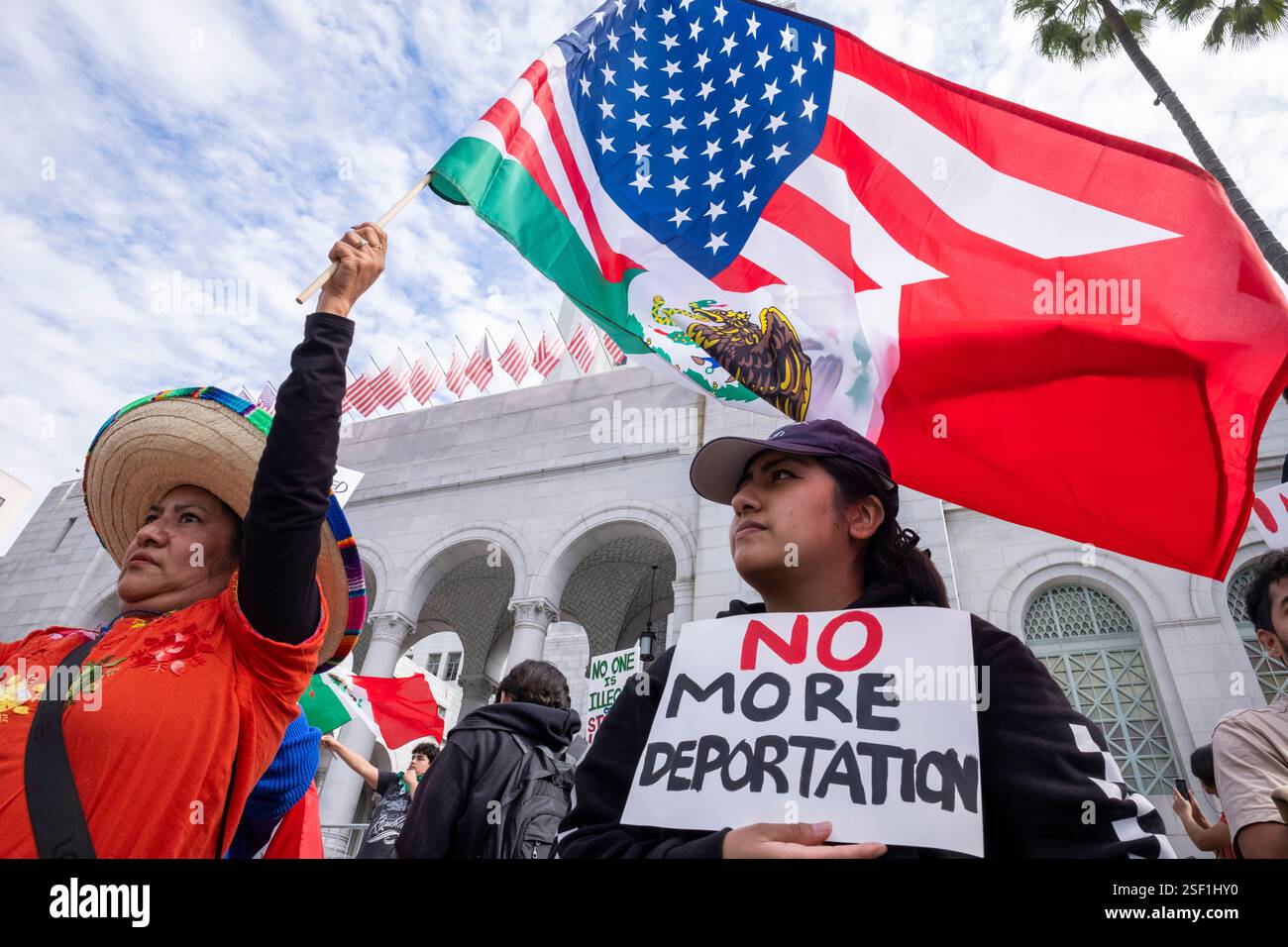 Los Angeles, États-Unis. 08th Feb, 2025. Des manifestants protestent lors d'un rassemblement contre la répression de l'immigration illégale par le président Donald Trump. Crédit : SOPA images Limited/Alamy Live News Banque D'Images