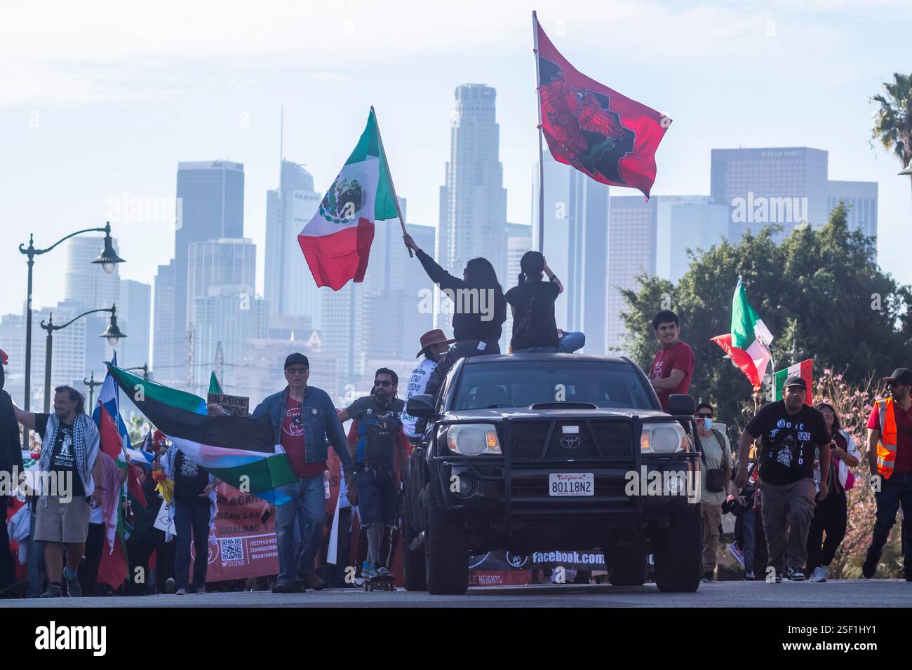 Los Angeles, États-Unis. 08th Feb, 2025. Des manifestants protestent lors d'un rassemblement contre la répression de l'immigration illégale par le président Donald Trump. Crédit : SOPA images Limited/Alamy Live News Banque D'Images