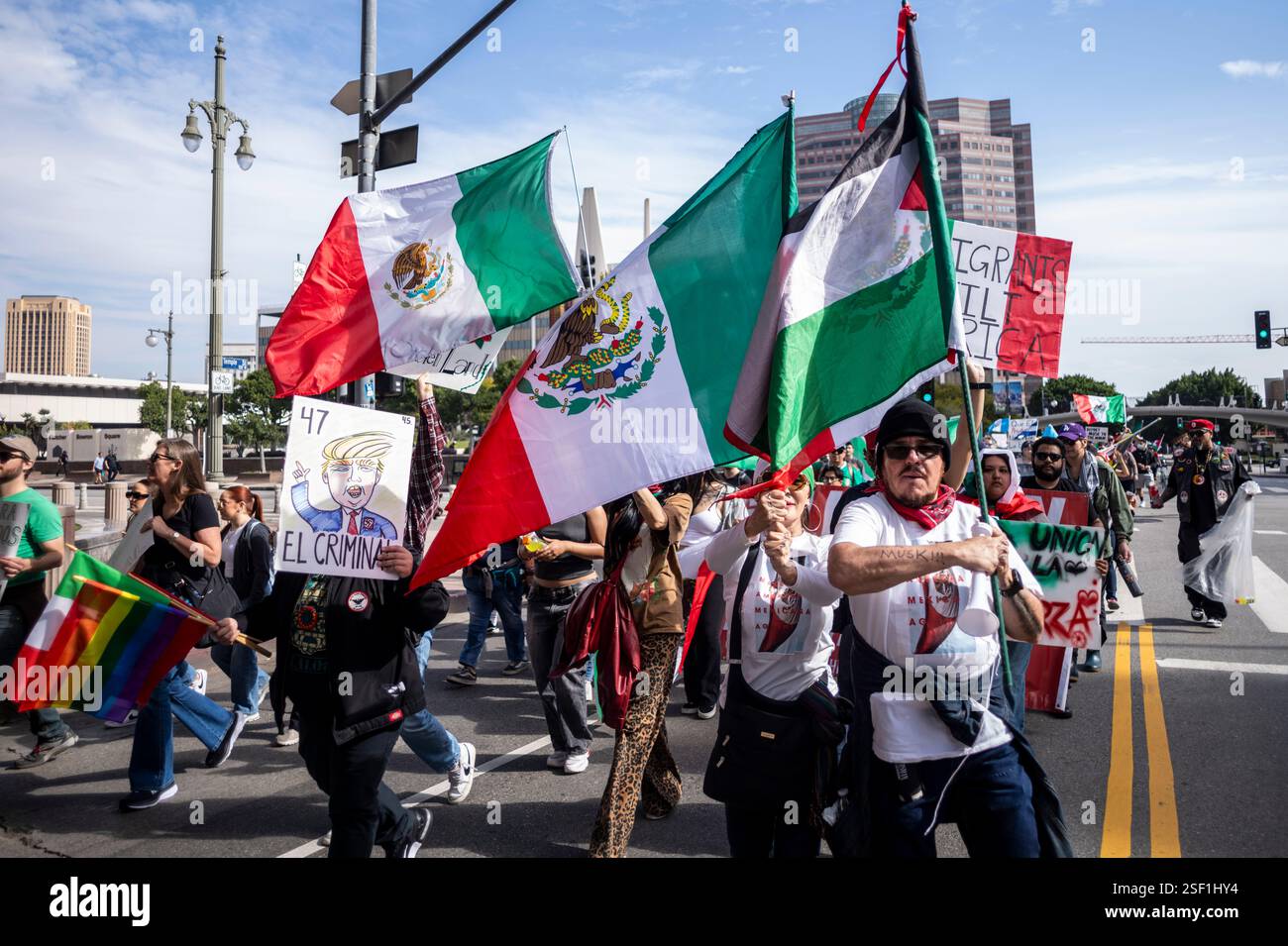 Los Angeles, États-Unis. 08th Feb, 2025. Des manifestants protestent lors d'un rassemblement contre la répression de l'immigration illégale par le président Donald Trump. Crédit : SOPA images Limited/Alamy Live News Banque D'Images