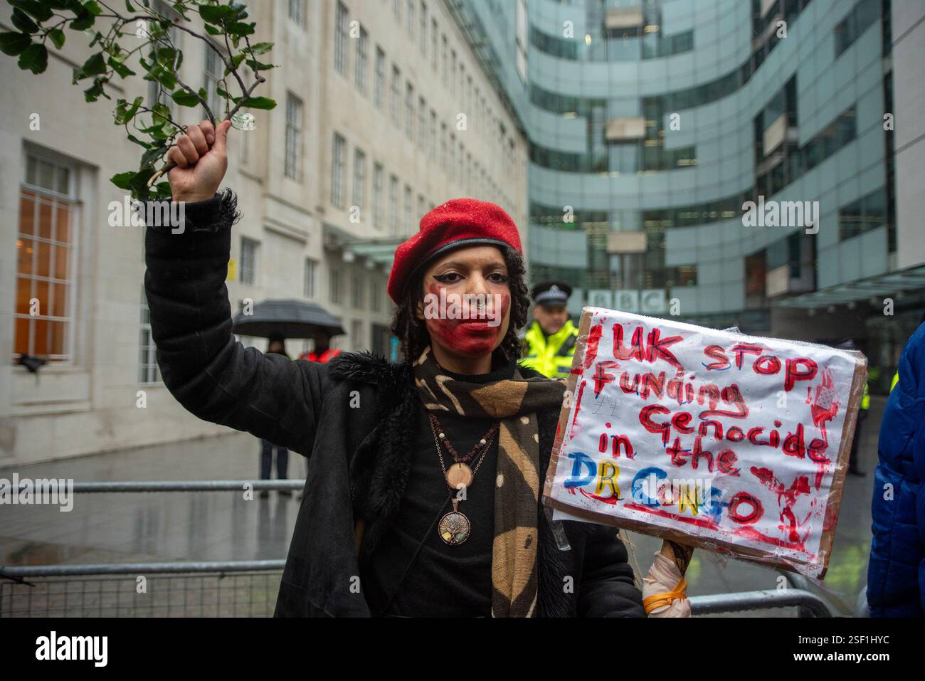Londres, Royaume-Uni. 08th Feb, 2025. Un manifestant tient une pancarte devant la BBC Broadcasting House à Londres. Des centaines de manifestants congolais se sont rassemblés par la BBC Broadcasting House. Grâce au groupe armé du M23 soutenu par les forces militaires rwandaises (FDR), il a pris le contrôle de la ville de Goma dans le Nord-Kivu, en République démocratique du Congo. Depuis que la ville a été capturée, près de 3000 personnes ont été tuées. Le but de l'offensive militaire était de contrôler l'extraction de coltan dans la région. Crédit : SOPA images Limited/Alamy Live News Banque D'Images
