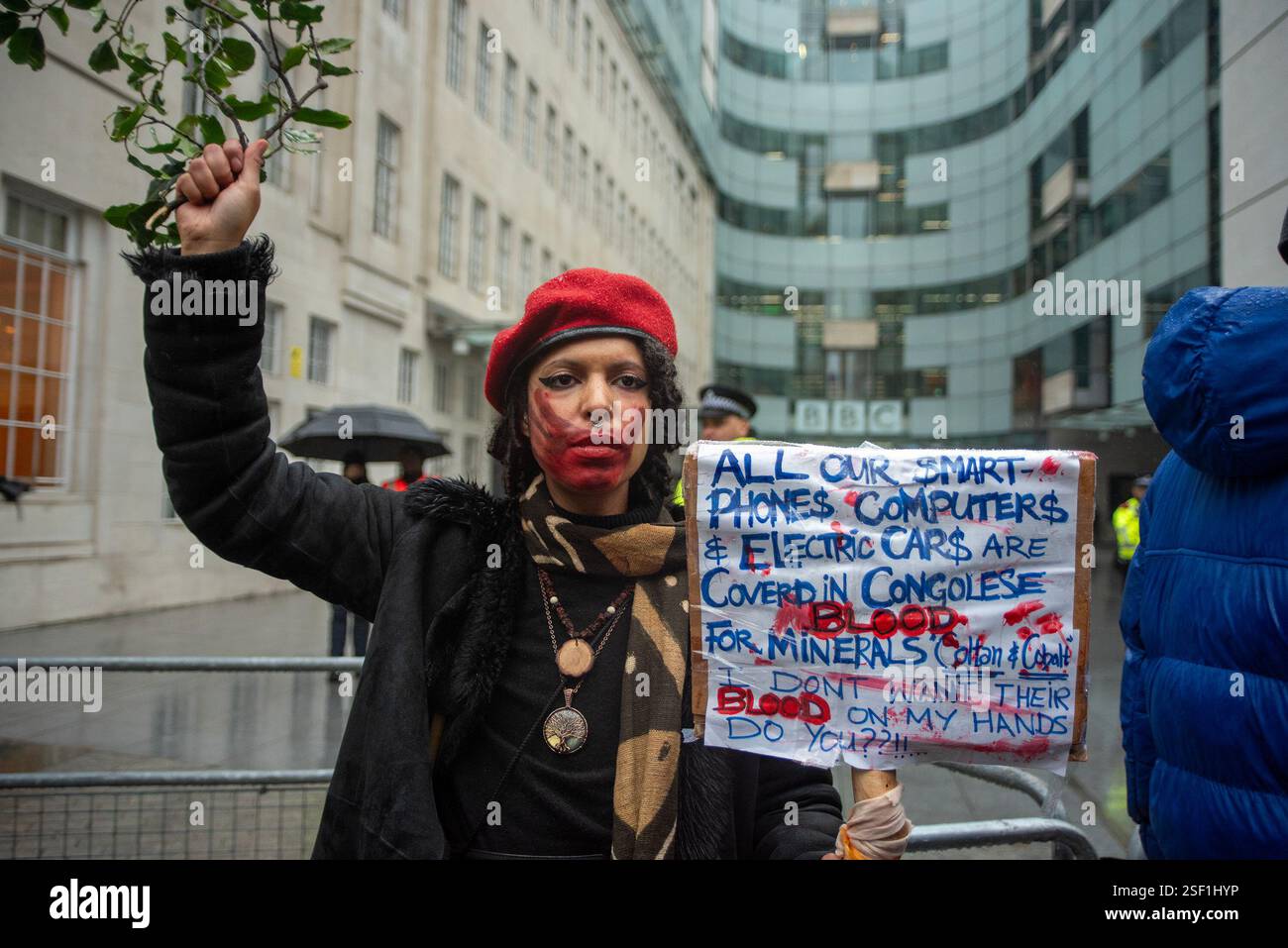 Londres, Royaume-Uni. 08th Feb, 2025. Un manifestant tient une pancarte devant la BBC Broadcasting House à Londres. Des centaines de manifestants congolais se sont rassemblés par la BBC Broadcasting House. Grâce au groupe armé du M23 soutenu par les forces militaires rwandaises (FDR), il a pris le contrôle de la ville de Goma dans le Nord-Kivu, en République démocratique du Congo. Depuis que la ville a été capturée, près de 3000 personnes ont été tuées. Le but de l'offensive militaire était de contrôler l'extraction de coltan dans la région. Crédit : SOPA images Limited/Alamy Live News Banque D'Images