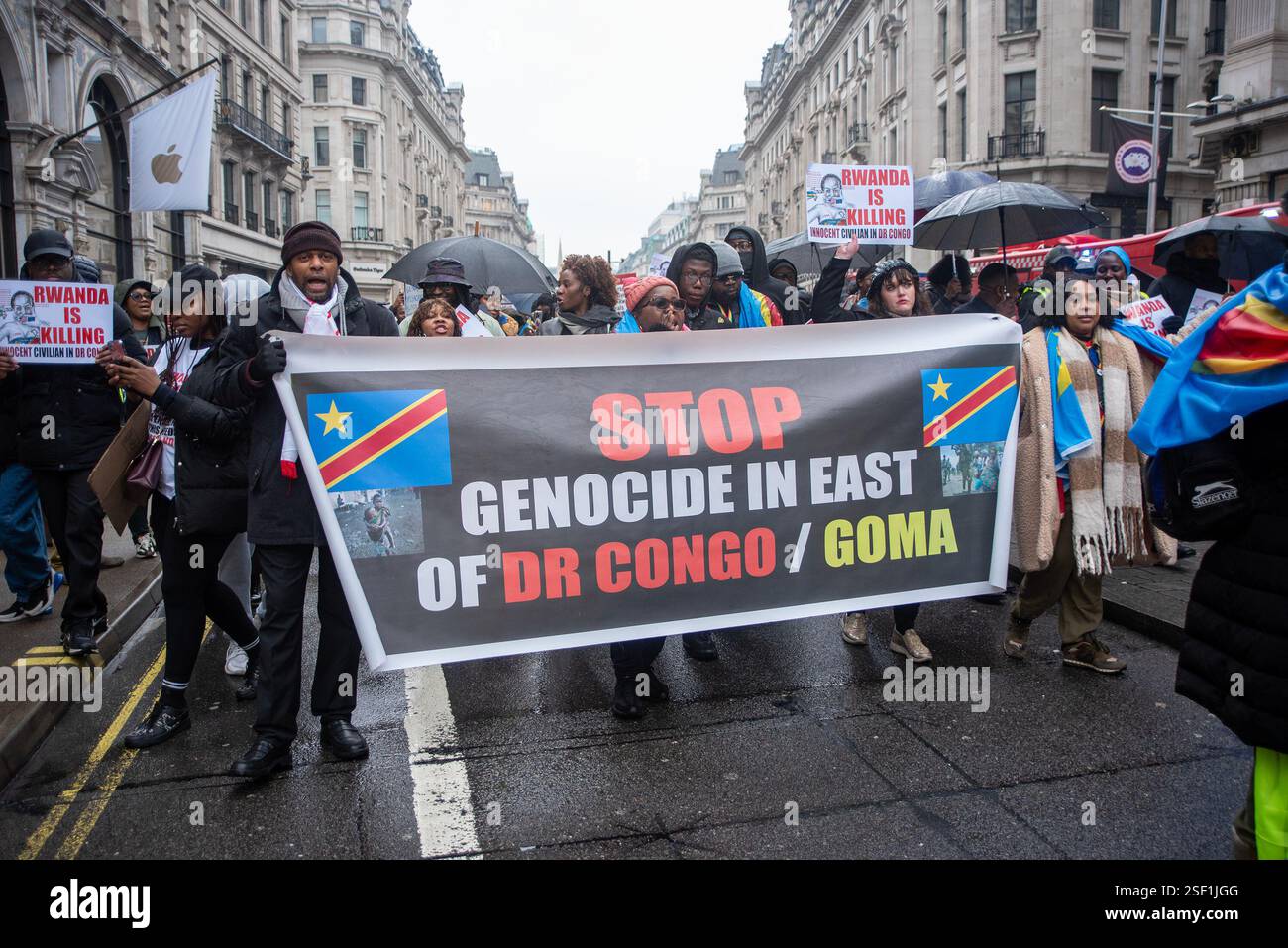 Londres, Royaume-Uni. 08th Feb, 2025. Les manifestants tiennent une banderole et des pancartes pendant la marche de protestation à Londres. Des centaines de manifestants congolais se sont rassemblés par la BBC Broadcasting House. Grâce au groupe armé du M23 soutenu par les forces militaires rwandaises (FDR), il a pris le contrôle de la ville de Goma dans le Nord-Kivu, en République démocratique du Congo. Depuis que la ville a été capturée, près de 3000 personnes ont été tuées. Le but de l'offensive militaire était de contrôler l'extraction de coltan dans la région. Crédit : SOPA images Limited/Alamy Live News Banque D'Images
