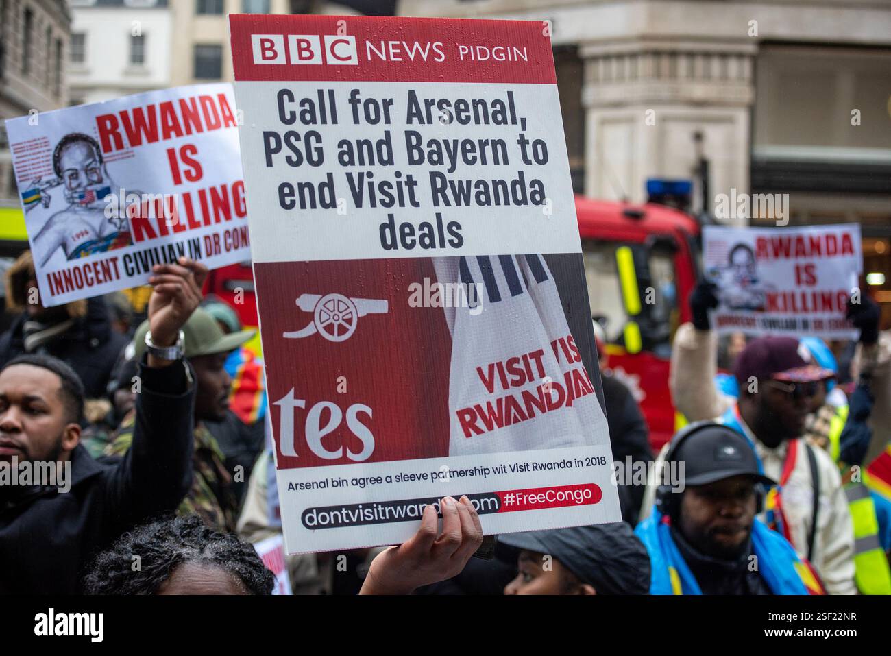 Un manifestant tient une pancarte pour exiger des équipes de football (Arsenal, Bayern Munich et Paris Saint Germain) qu'elles mettent fin aux accords « visitez le Rwanda ». Des centaines de manifestants congolais se sont rassemblés par la BBC Broadcasting House. Grâce au groupe armé du M23 soutenu par les forces militaires rwandaises (FDR), il a pris le contrôle de la ville de Goma dans le Nord-Kivu, en République démocratique du Congo. Depuis que la ville a été capturée, près de 3000 personnes ont été tuées. Le but de l'offensive militaire était de contrôler l'extraction de coltan dans la région. (Photo Krisztian Elek/SOPA images/SIPA USA) Banque D'Images
