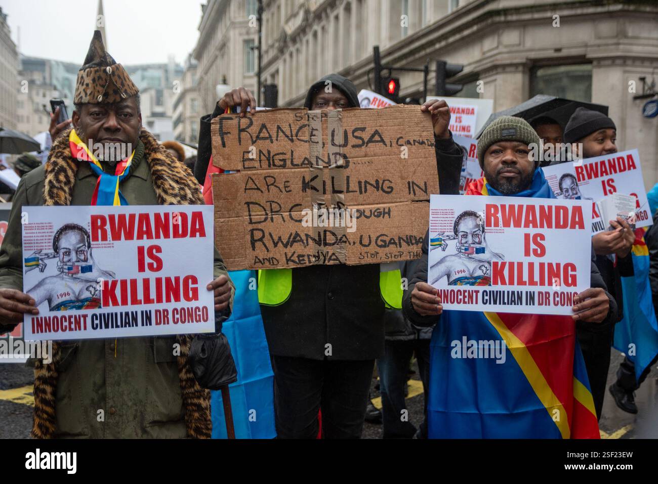 Londres, Royaume-Uni. 08th Feb, 2025. Les manifestants tiennent des pancartes pendant la marche de protestation vers Downing Street à Londres. Des centaines de manifestants congolais se sont rassemblés par la BBC Broadcasting House. Grâce au groupe armé du M23 soutenu par les forces militaires rwandaises (FDR), il a pris le contrôle de la ville de Goma dans le Nord-Kivu, en République démocratique du Congo. Depuis que la ville a été capturée, près de 3000 personnes ont été tuées. Le but de l'offensive militaire était de contrôler l'extraction de coltan dans la région. (Photo de Krisztian Elek/SOPA images/SIPA USA) crédit : SIPA USA/Alamy Live News Banque D'Images